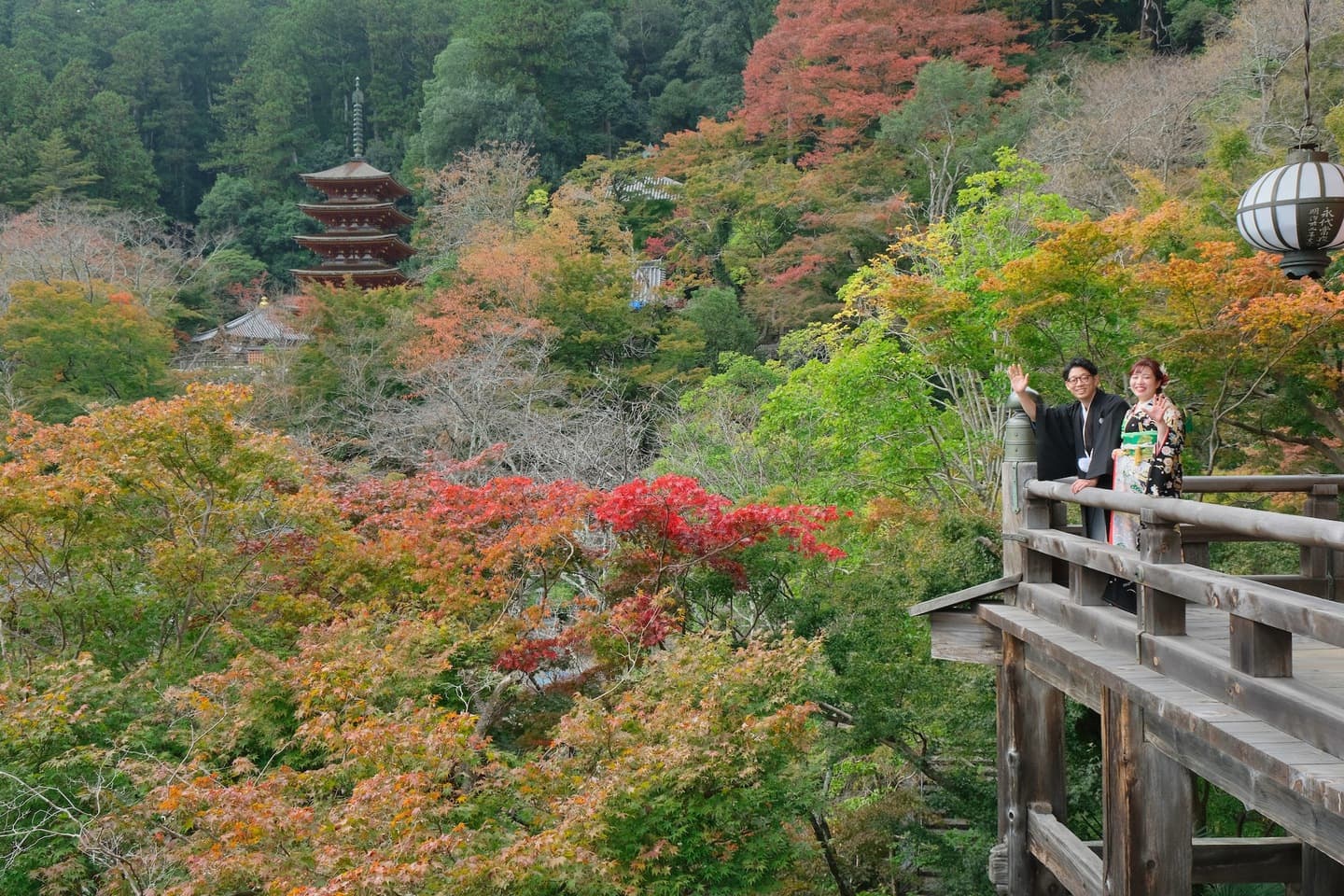 長谷寺で前撮り和装着物フォトウエディングをしている新郎新婦の写真
