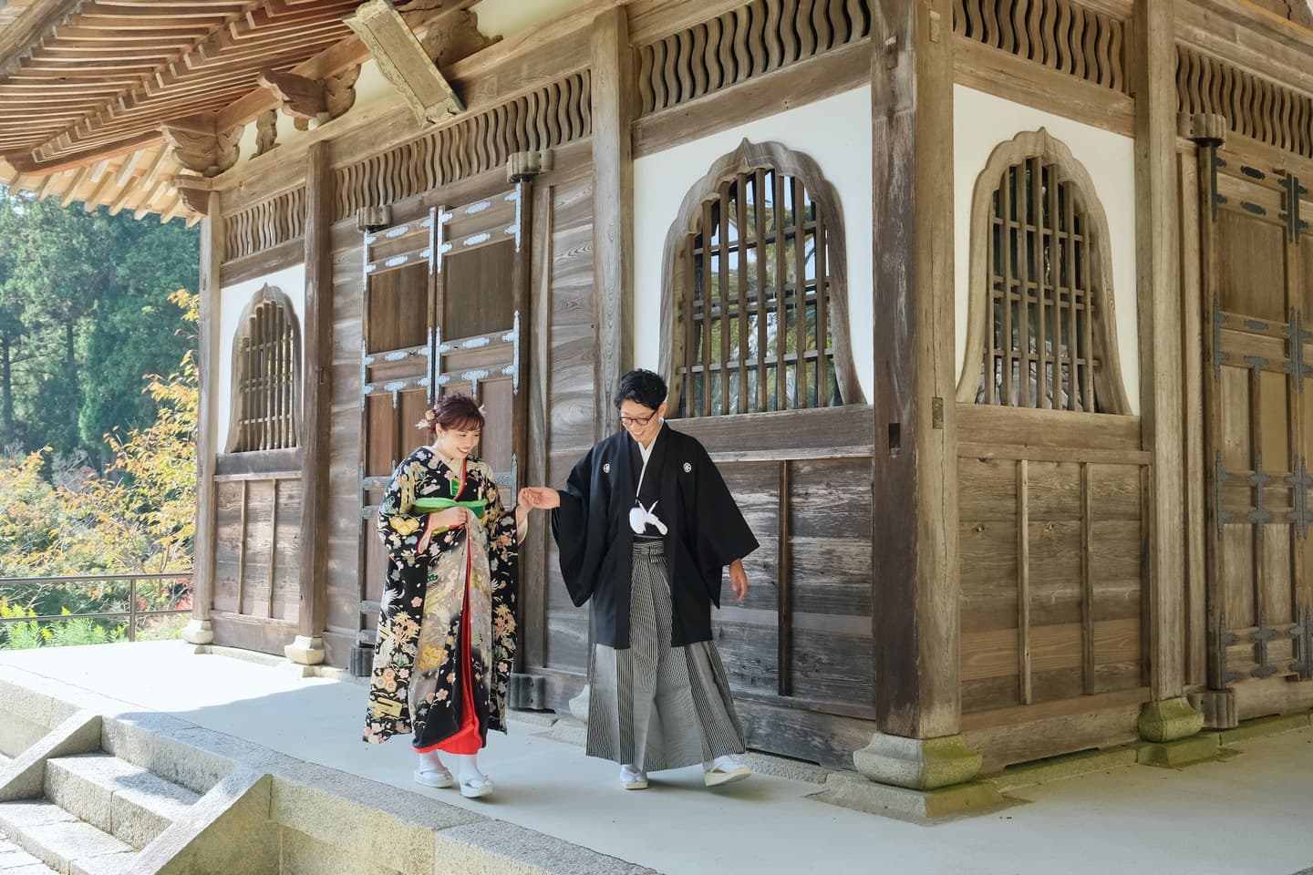 長谷寺で前撮り和装着物フォトウエディングをしている新郎新婦の写真