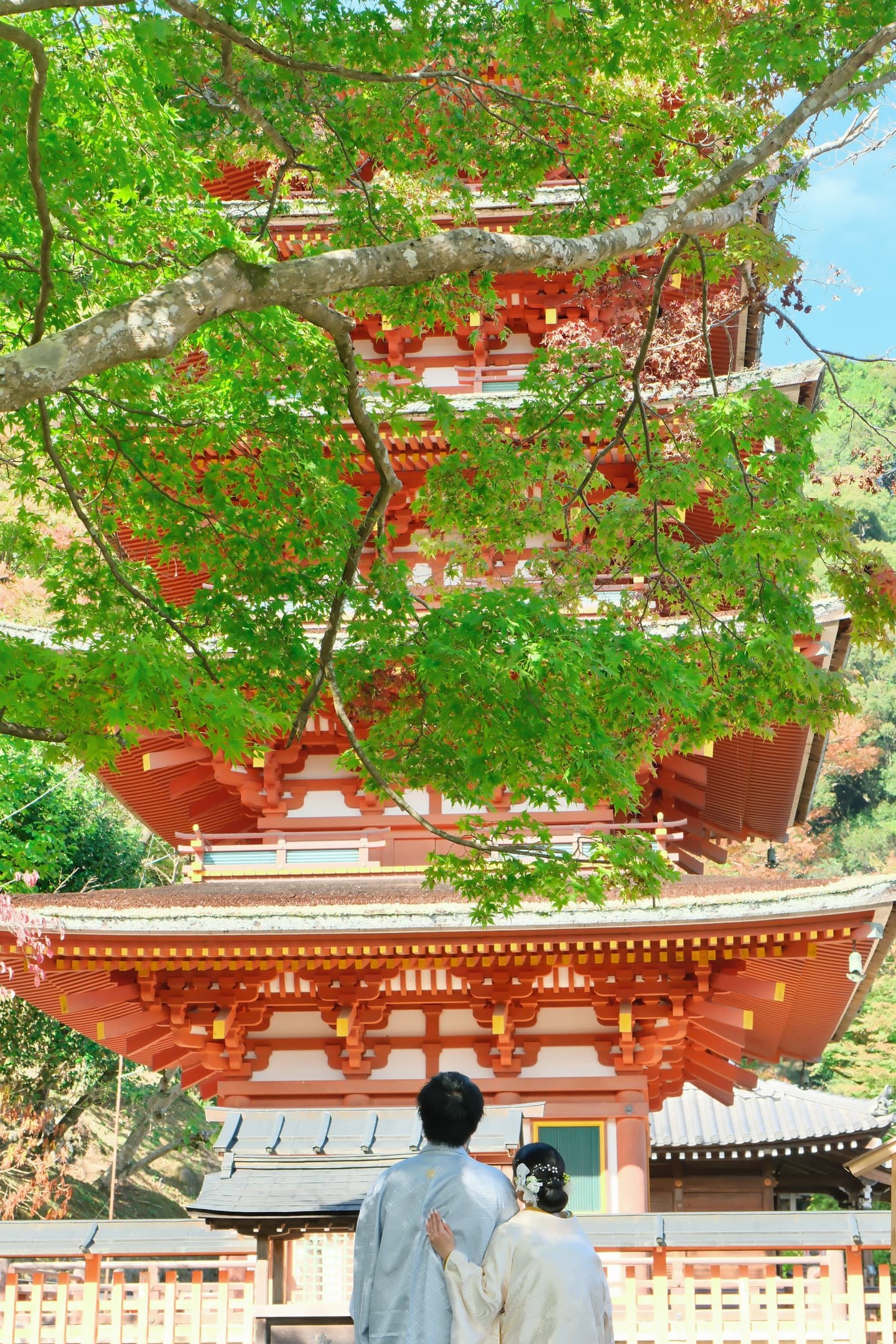 長谷寺で前撮り和装着物フォトウエディングをしている新郎新婦の写真