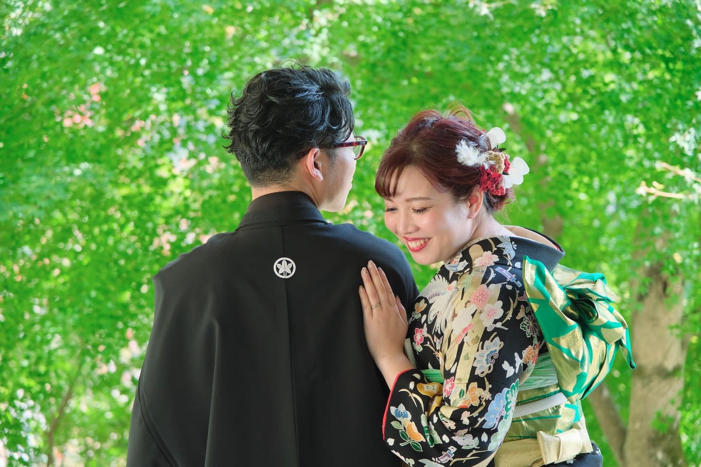 長谷寺で前撮り和装着物フォトウエディングをしている新郎新婦の写真