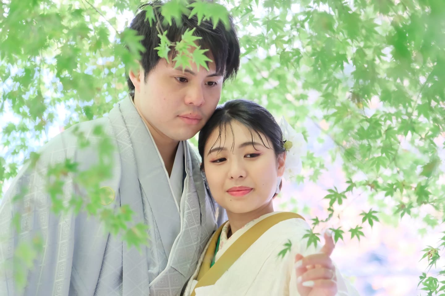 長谷寺で前撮り和装着物フォトウエディングをしている新郎新婦の写真