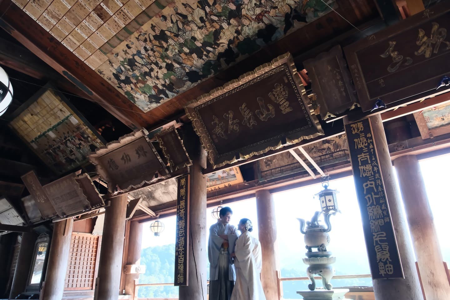 長谷寺で前撮り和装着物フォトウエディングをしている新郎新婦の写真