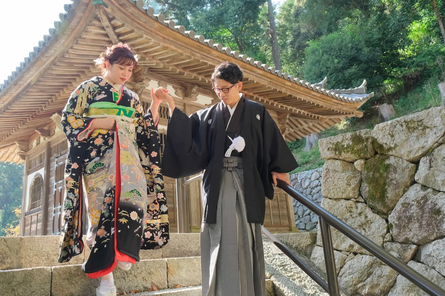 長谷寺で前撮り和装着物フォトウエディングをしている新郎新婦の写真