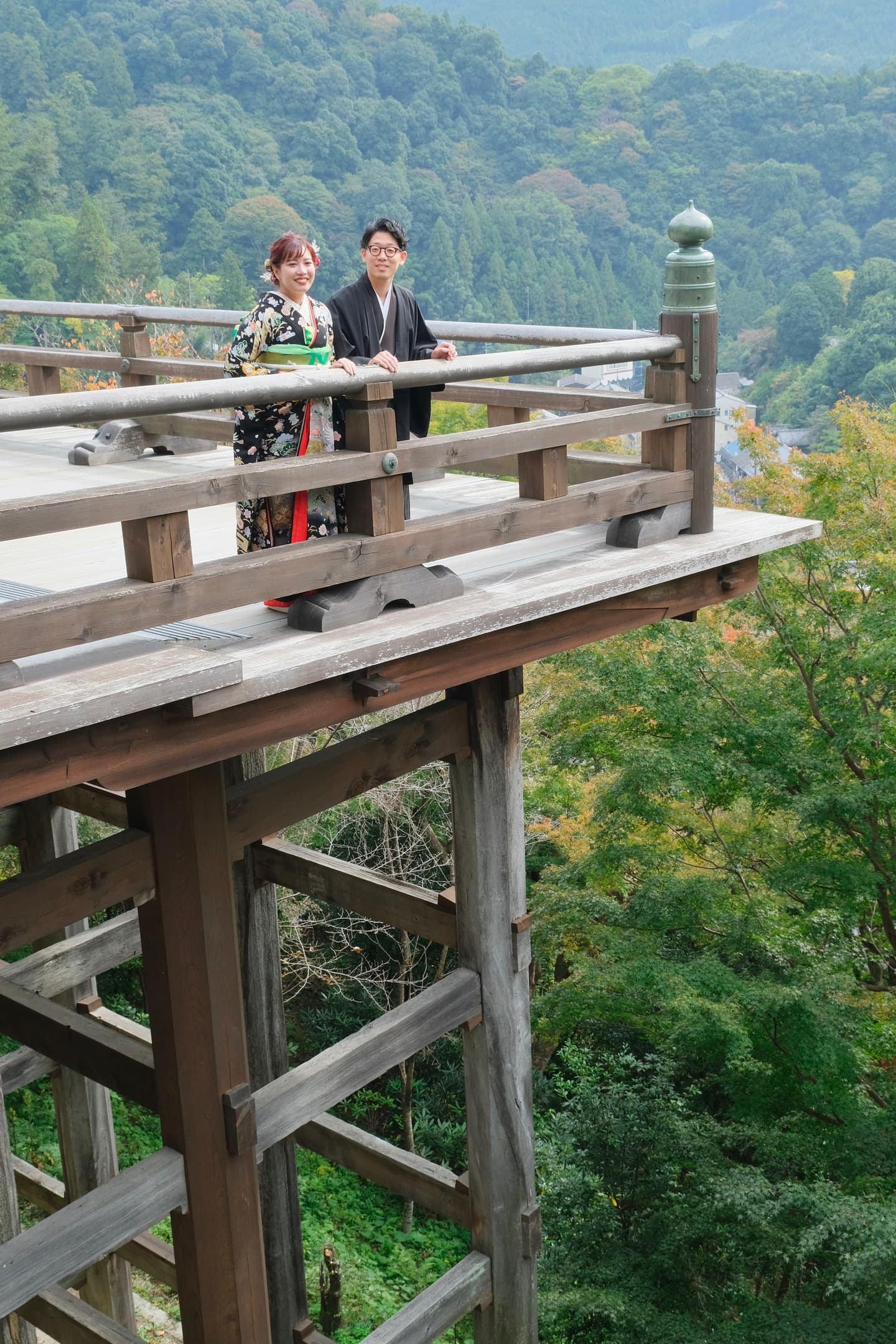 長谷寺で前撮り和装着物フォトウエディングをしている新郎新婦の写真