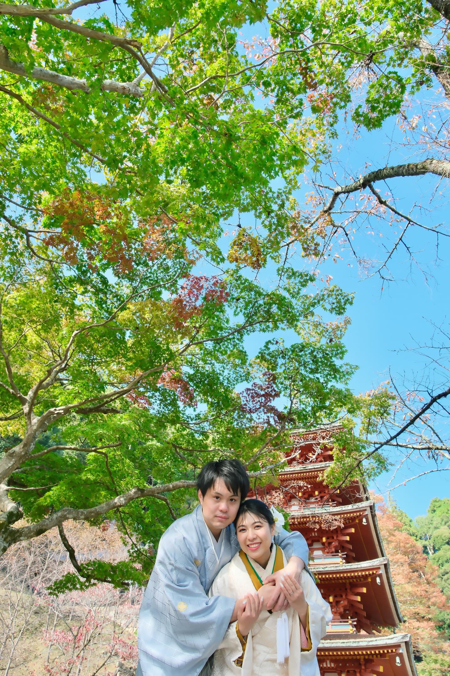 長谷寺で前撮り和装着物フォトウエディングをしている新郎新婦の写真