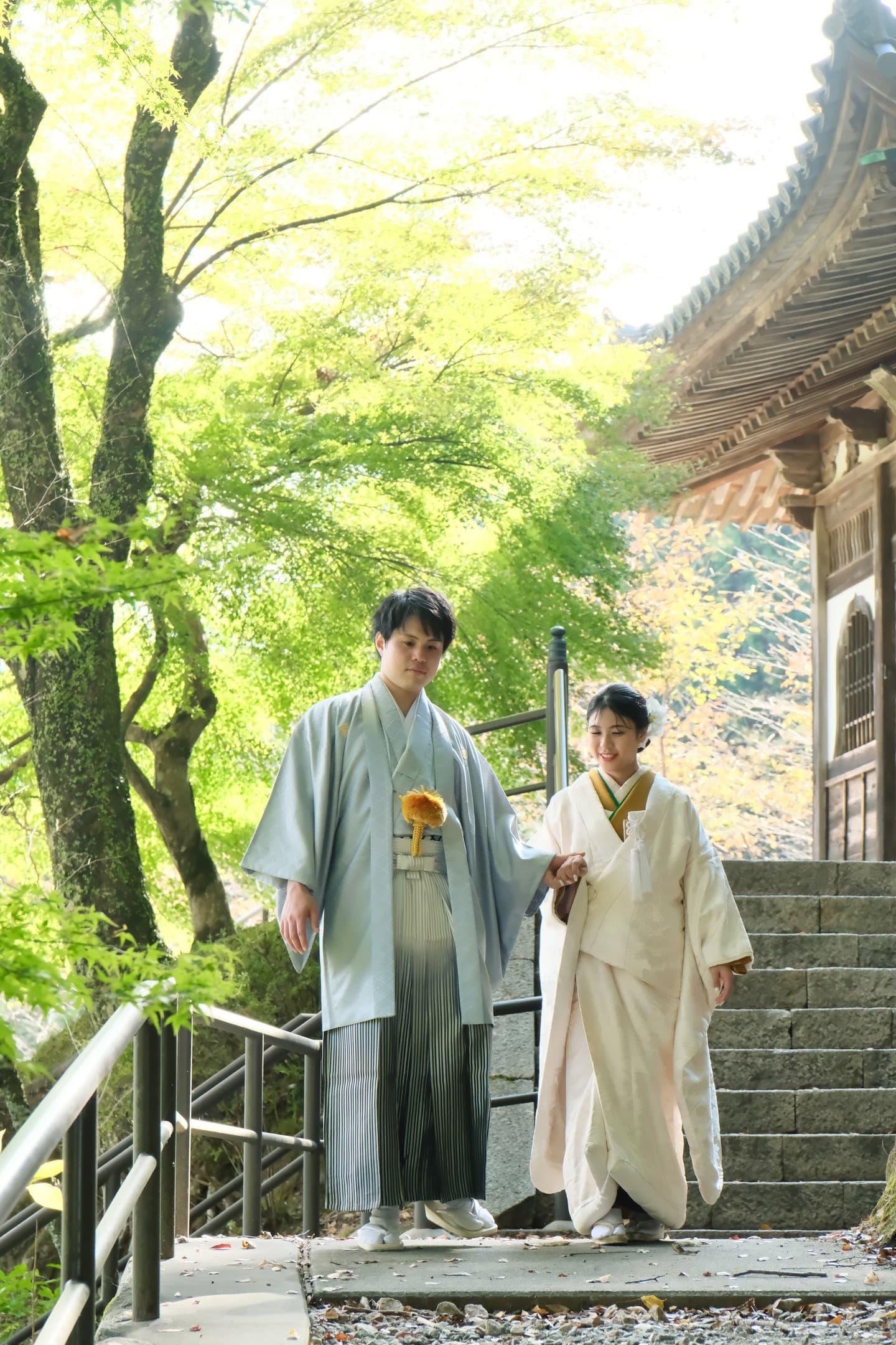 長谷寺で前撮り和装着物フォトウエディングをしている新郎新婦の写真