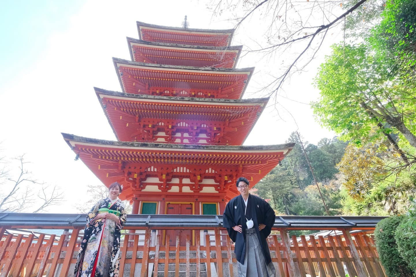 長谷寺で前撮り和装着物フォトウエディングをしている新郎新婦の写真