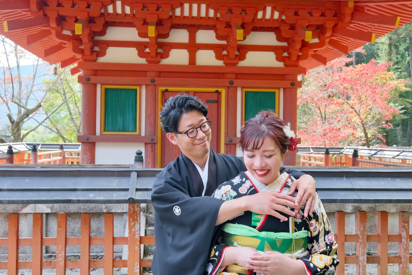 長谷寺で前撮り和装着物フォトウエディングをしている新郎新婦の写真