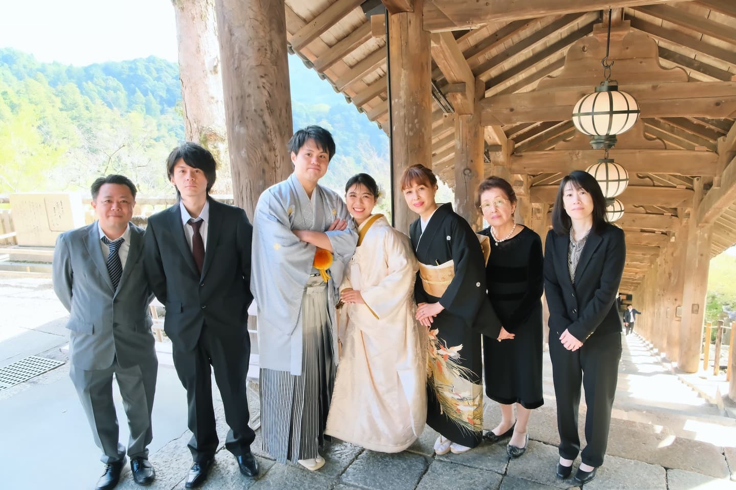 長谷寺で前撮り和装着物フォトウエディングをしている新郎新婦の写真