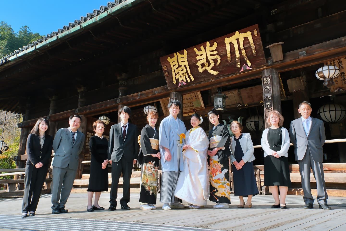 長谷寺で前撮り和装着物フォトウエディングをしている新郎新婦の写真