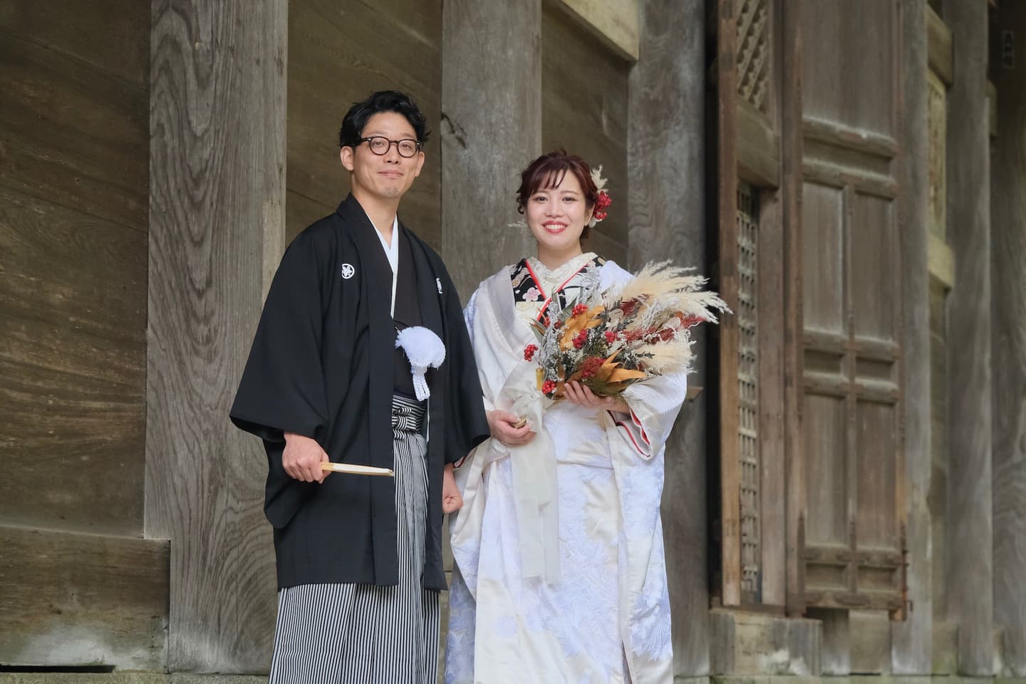 長谷寺で前撮り和装着物フォトウエディングをしている新郎新婦の写真