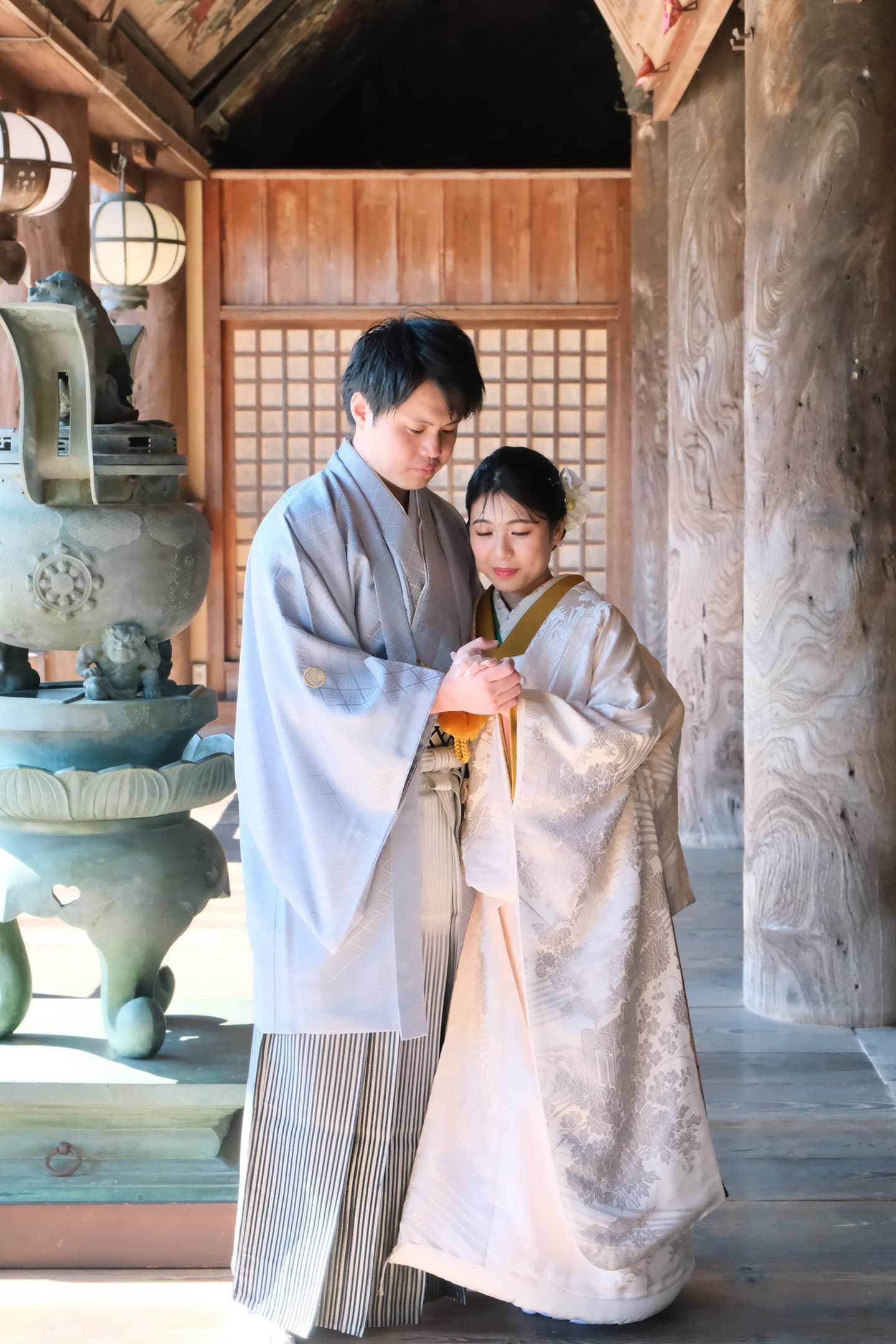 長谷寺で前撮り和装着物フォトウエディングをしている新郎新婦の写真