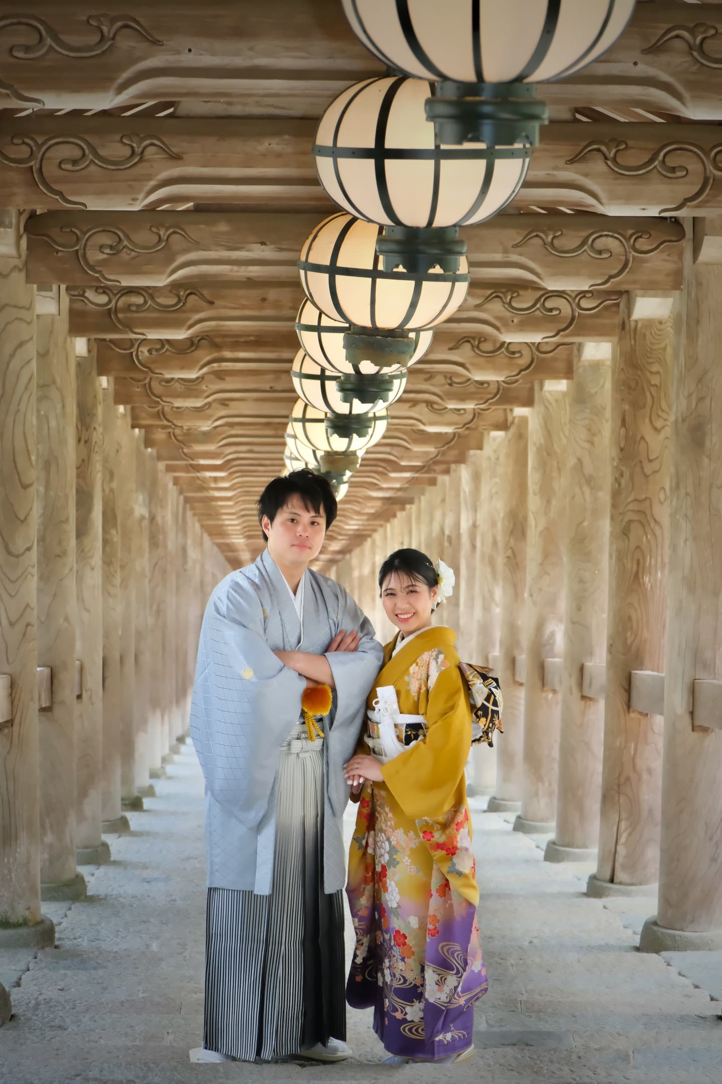 長谷寺で前撮り和装着物フォトウエディングをしている新郎新婦の写真