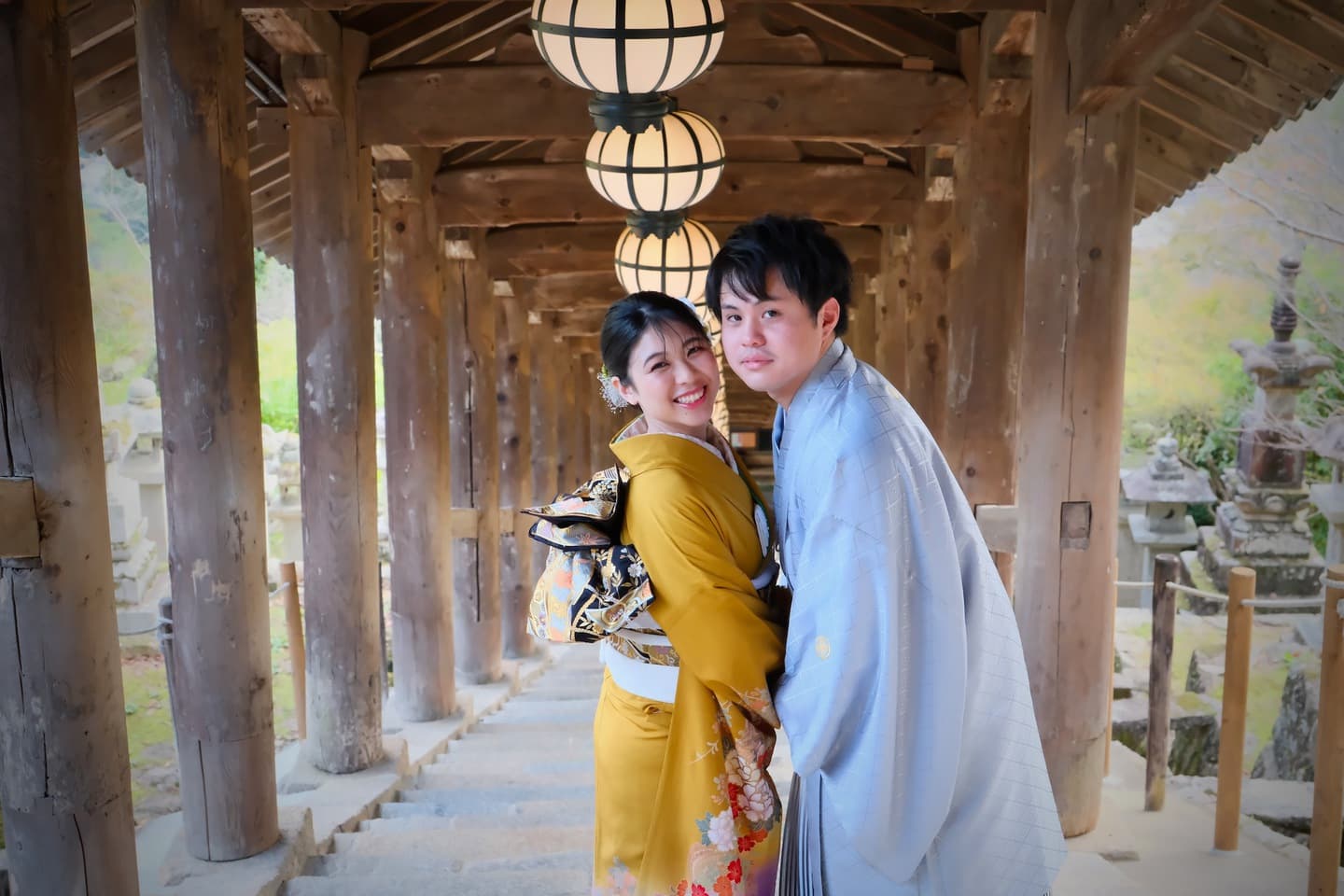 長谷寺で前撮り和装着物フォトウエディングをしている新郎新婦の写真