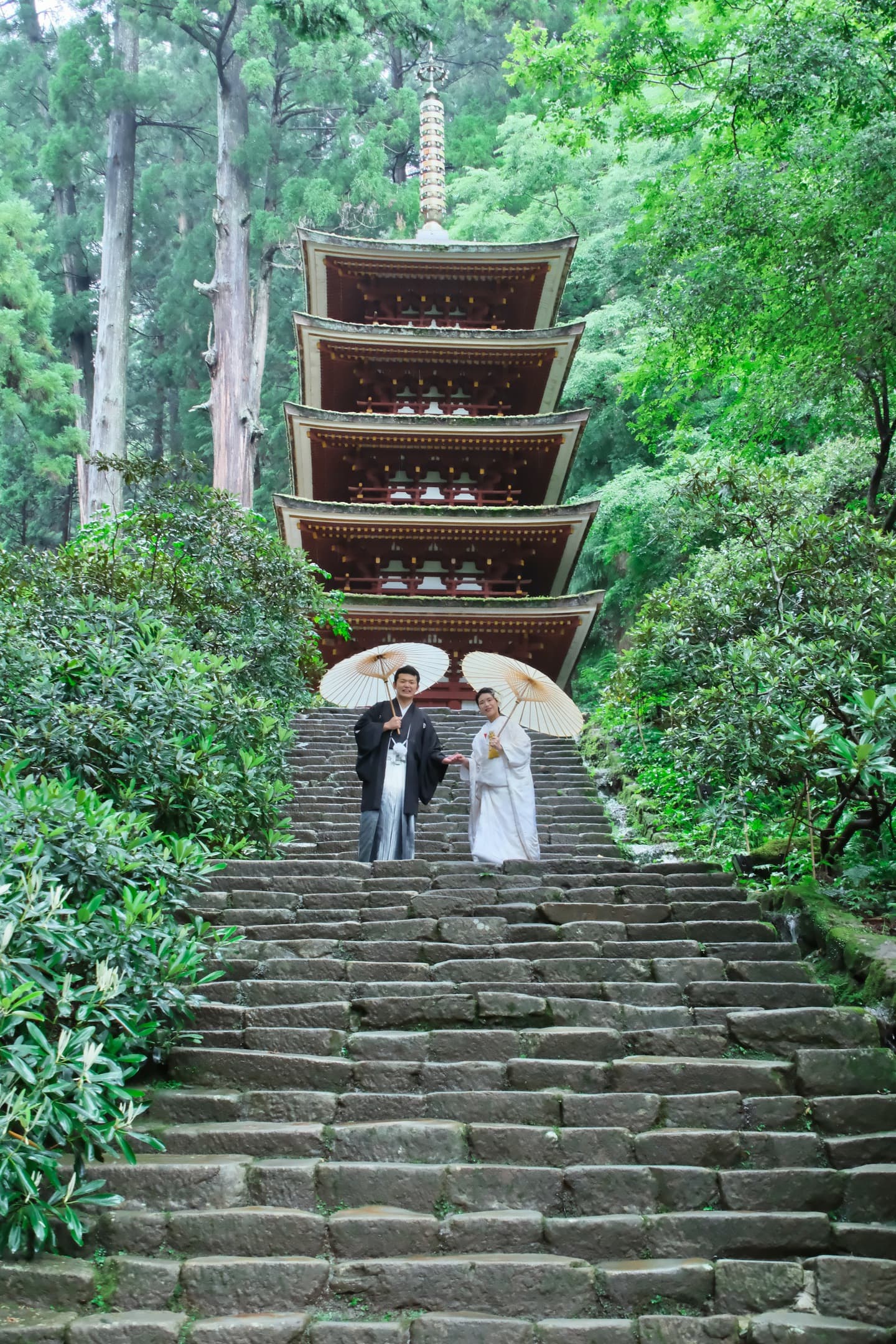 奈良の室生寺で前撮り和装着物フォトウエディングをしている新郎新婦の写真