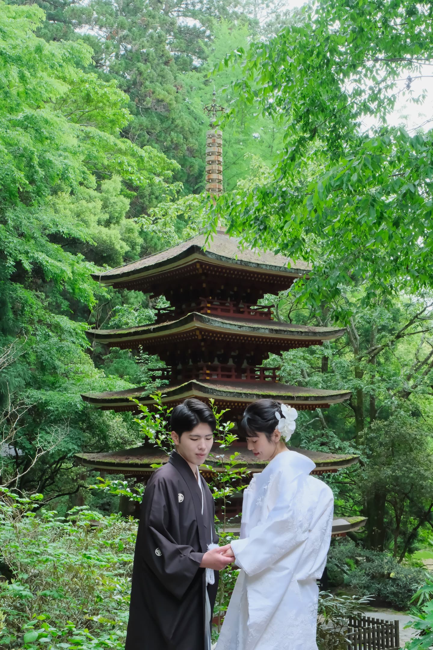 奈良の室生寺で前撮り和装着物フォトウエディングをしている新郎新婦の写真