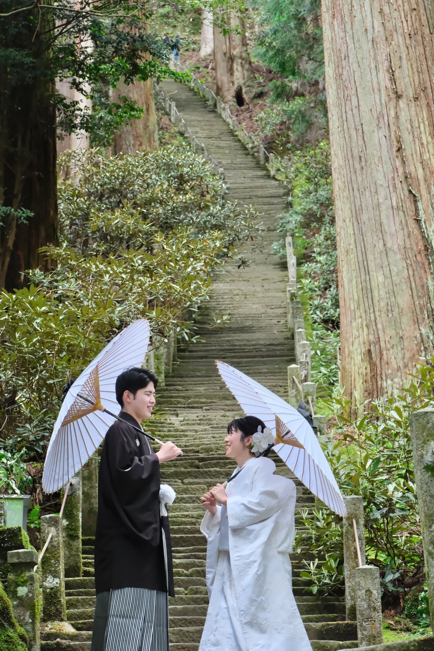 奈良の室生寺で前撮り和装着物フォトウエディングをしている新郎新婦の写真