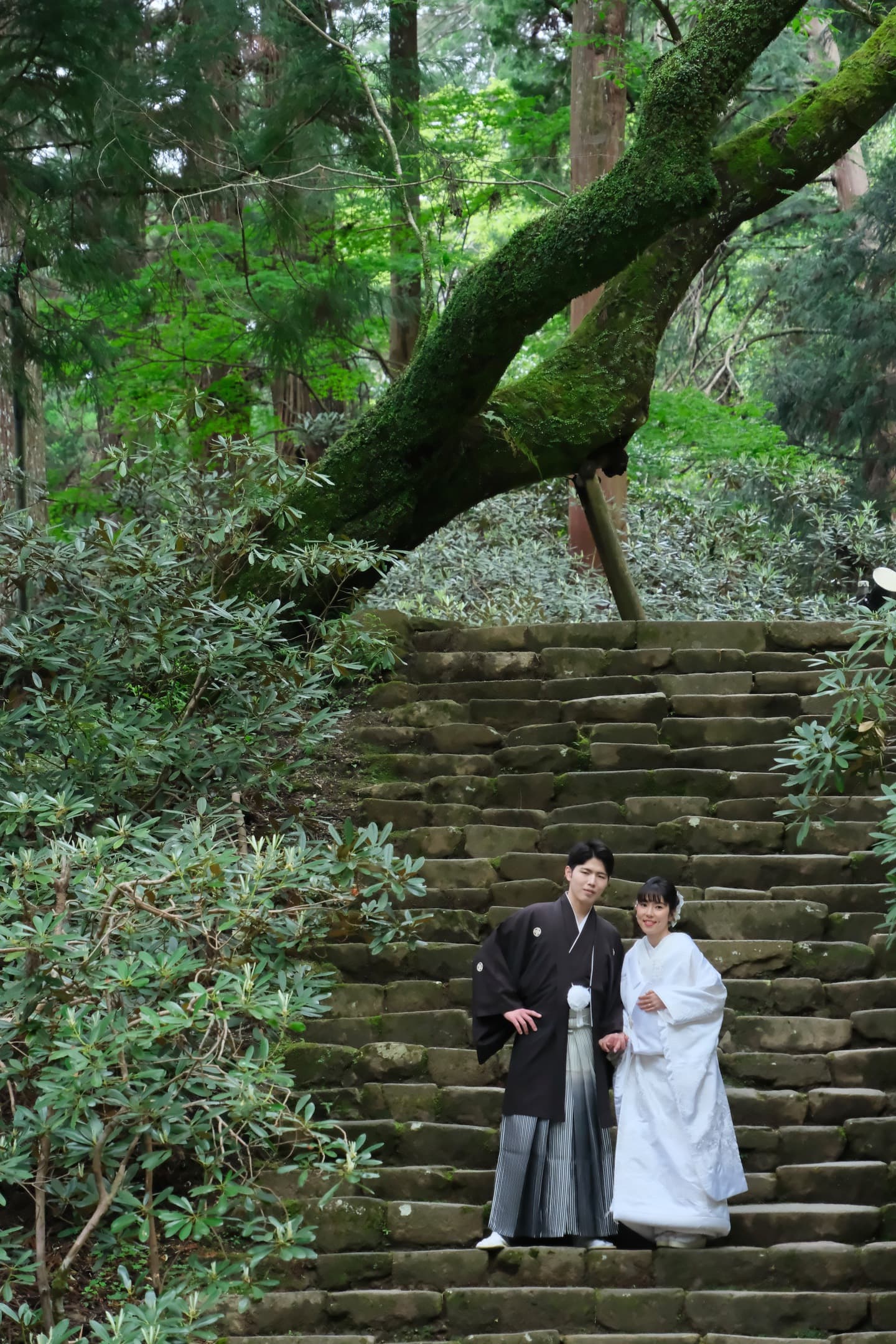 奈良の室生寺で前撮り和装着物フォトウエディングをしている新郎新婦の写真