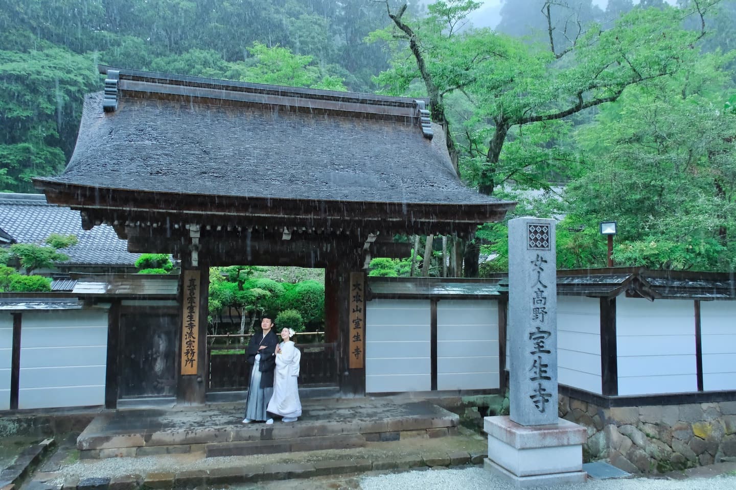 奈良の室生寺で前撮り和装着物フォトウエディングをしている新郎新婦の写真