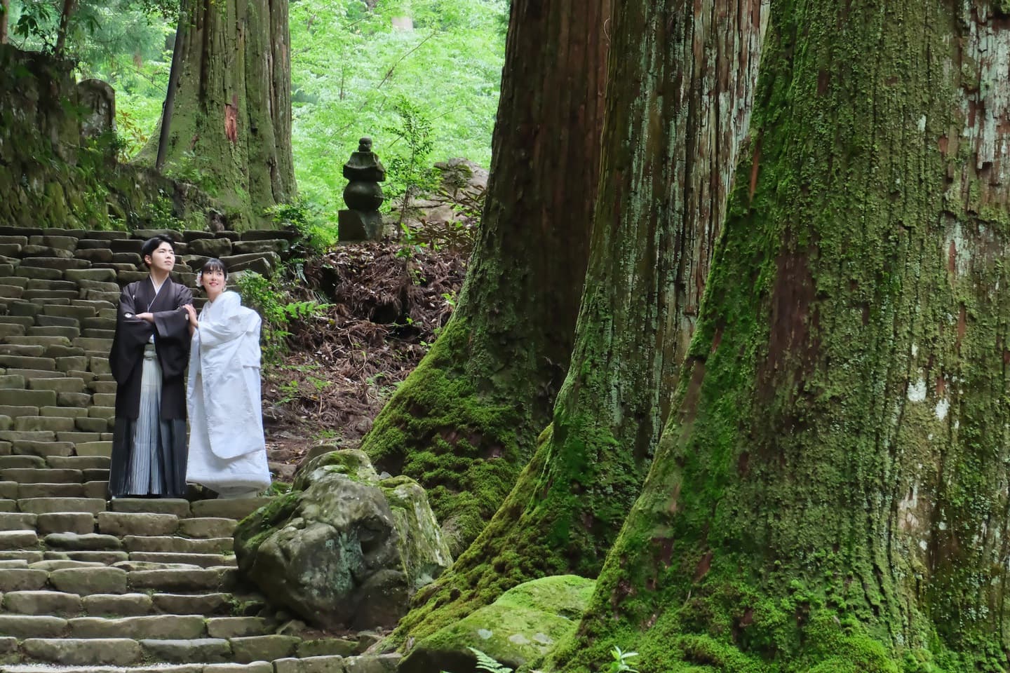 奈良の室生寺で前撮り和装着物フォトウエディングをしている新郎新婦の写真