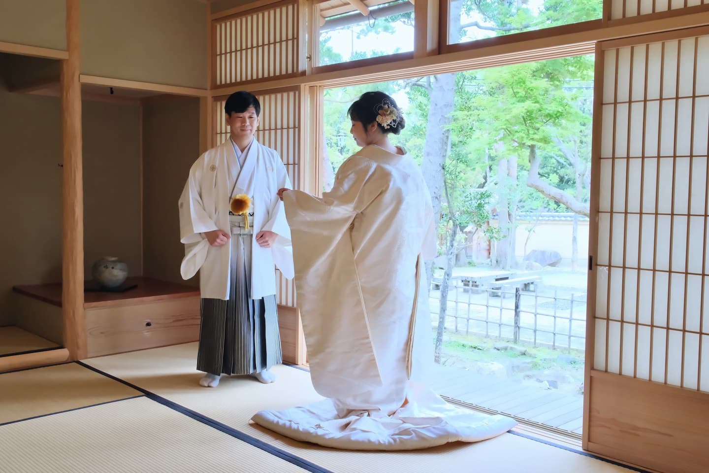 和室や日本庭園と茶室での前撮りをしている新郎新婦の写真