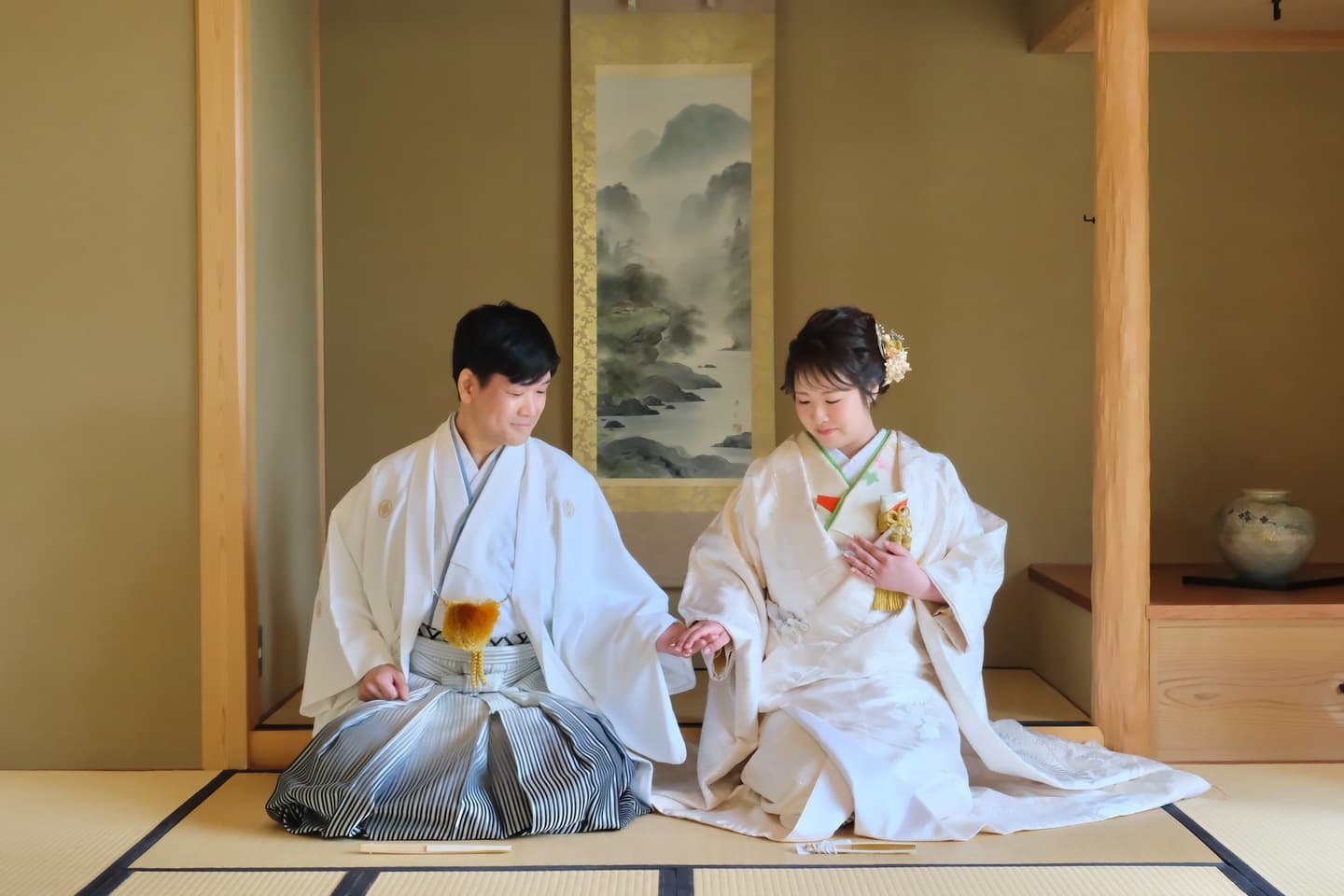 和室や日本庭園と茶室での前撮りをしている新郎新婦の写真