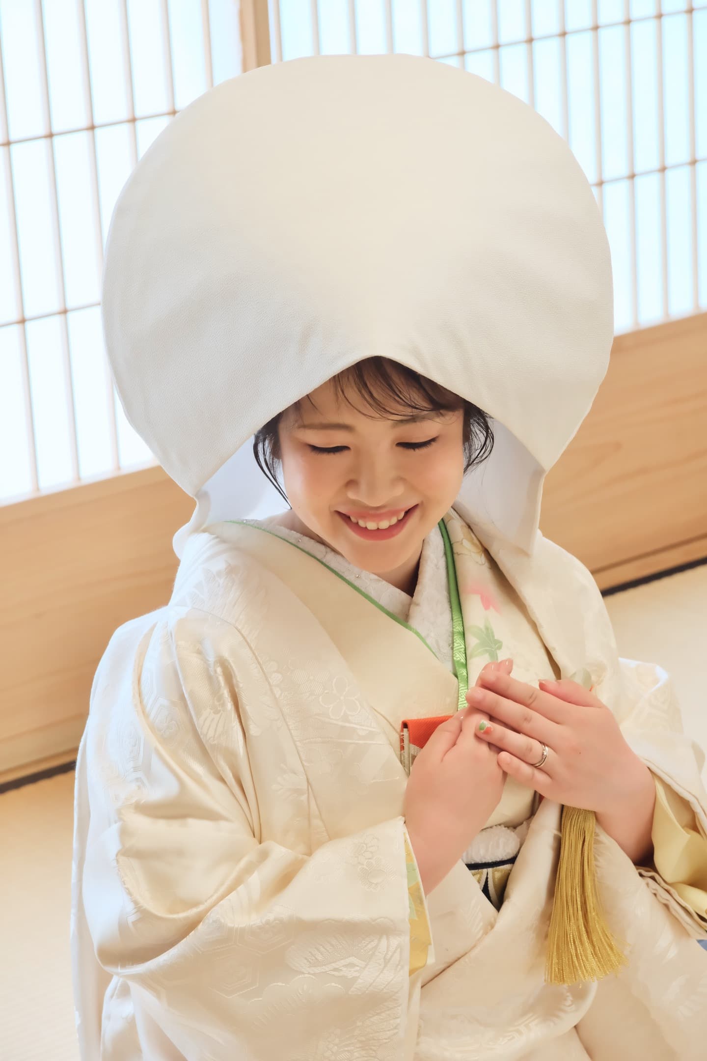 和室や日本庭園と茶室での前撮りをしている新郎新婦の写真