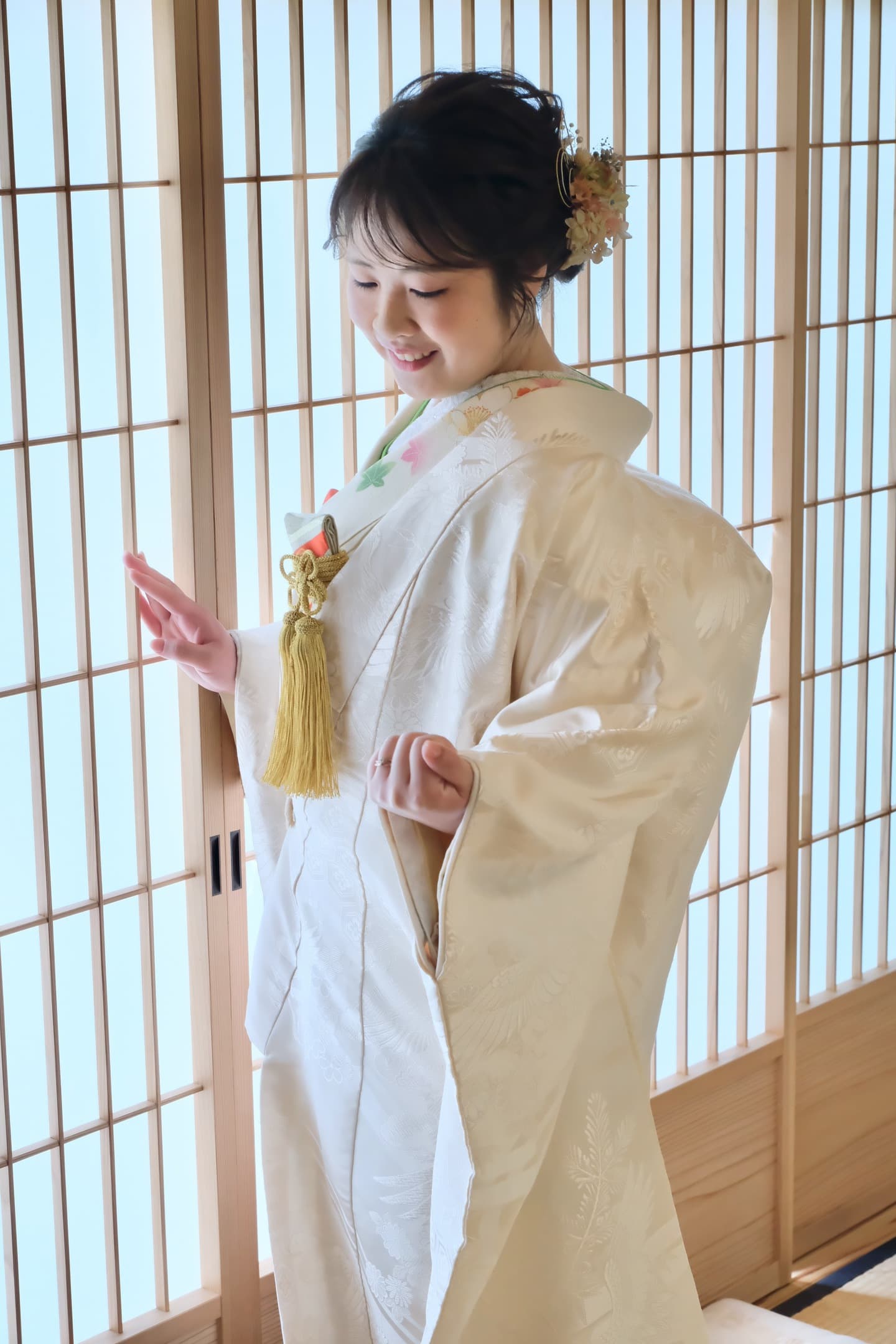 和室や日本庭園と茶室での前撮りをしている新郎新婦の写真