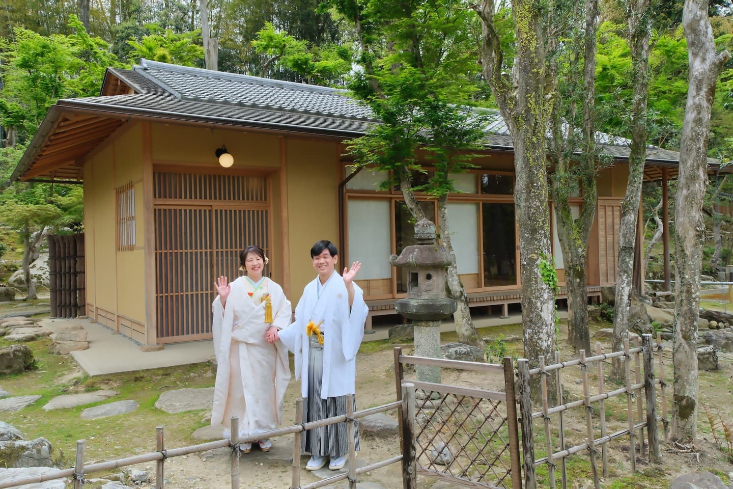 和室や日本庭園と茶室での前撮りをしている新郎新婦の写真