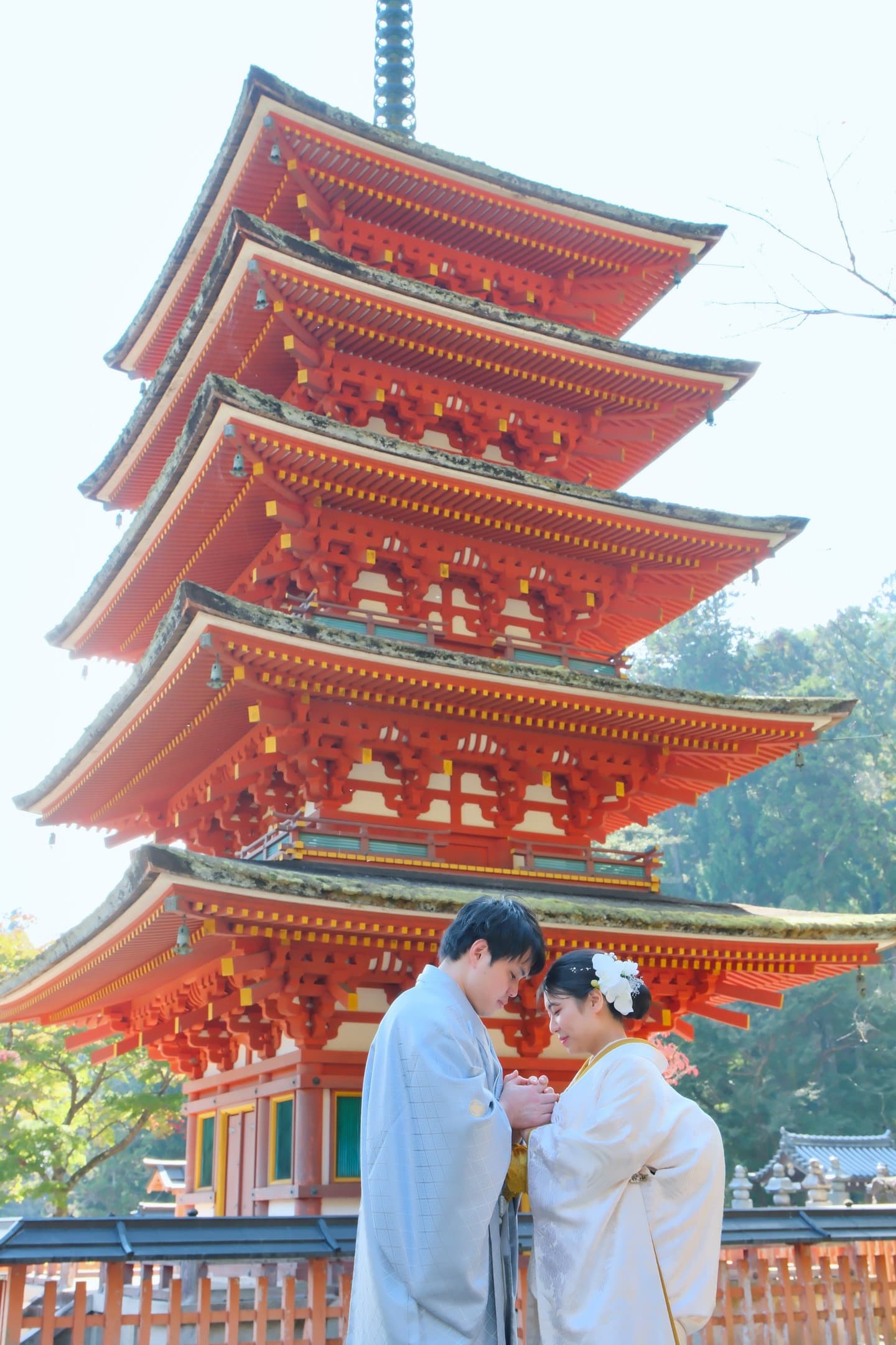 長谷寺で前撮り和装着物フォトウエディングをしている新郎新婦の写真