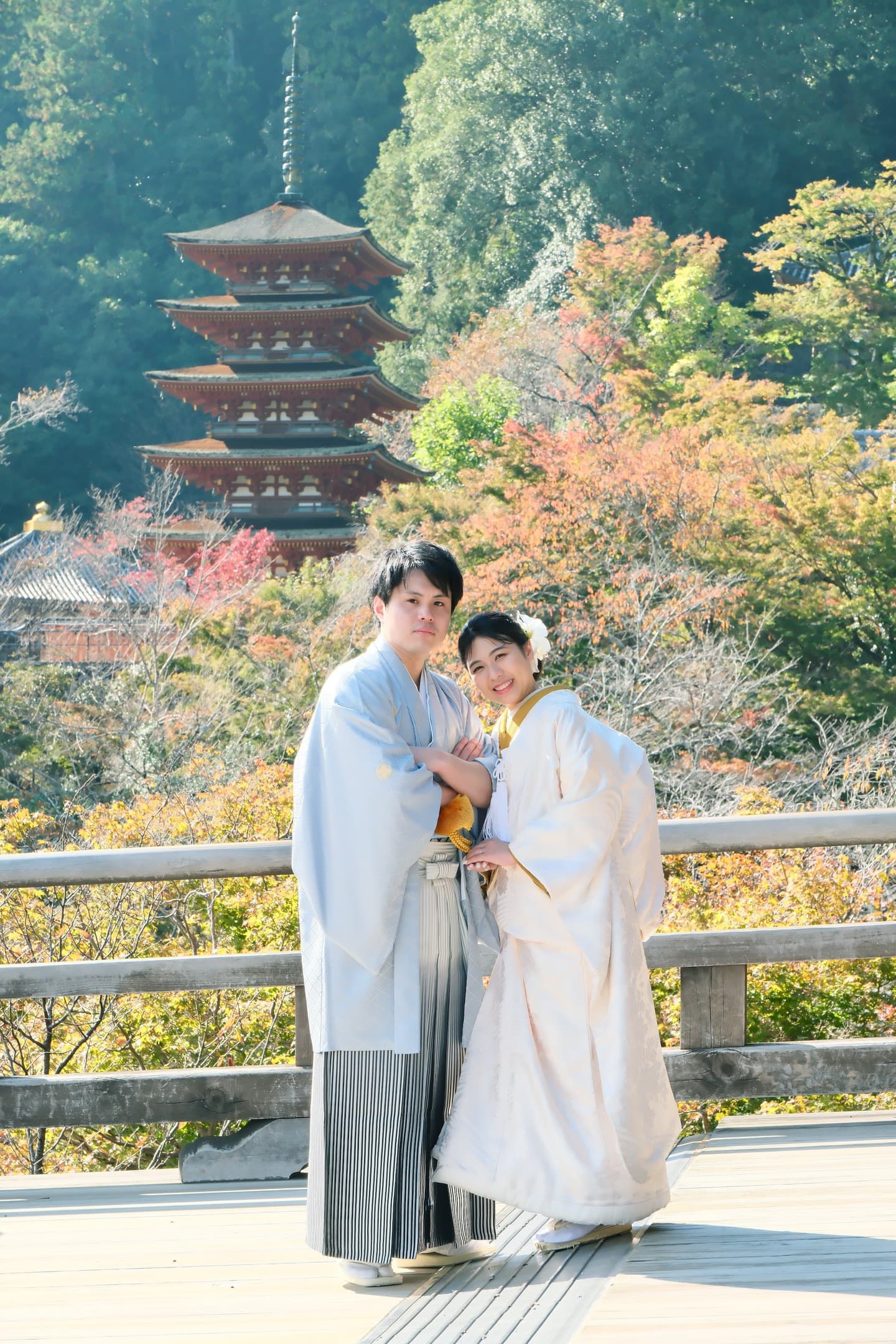 長谷寺で前撮り和装着物フォトウエディングをしている新郎新婦の写真