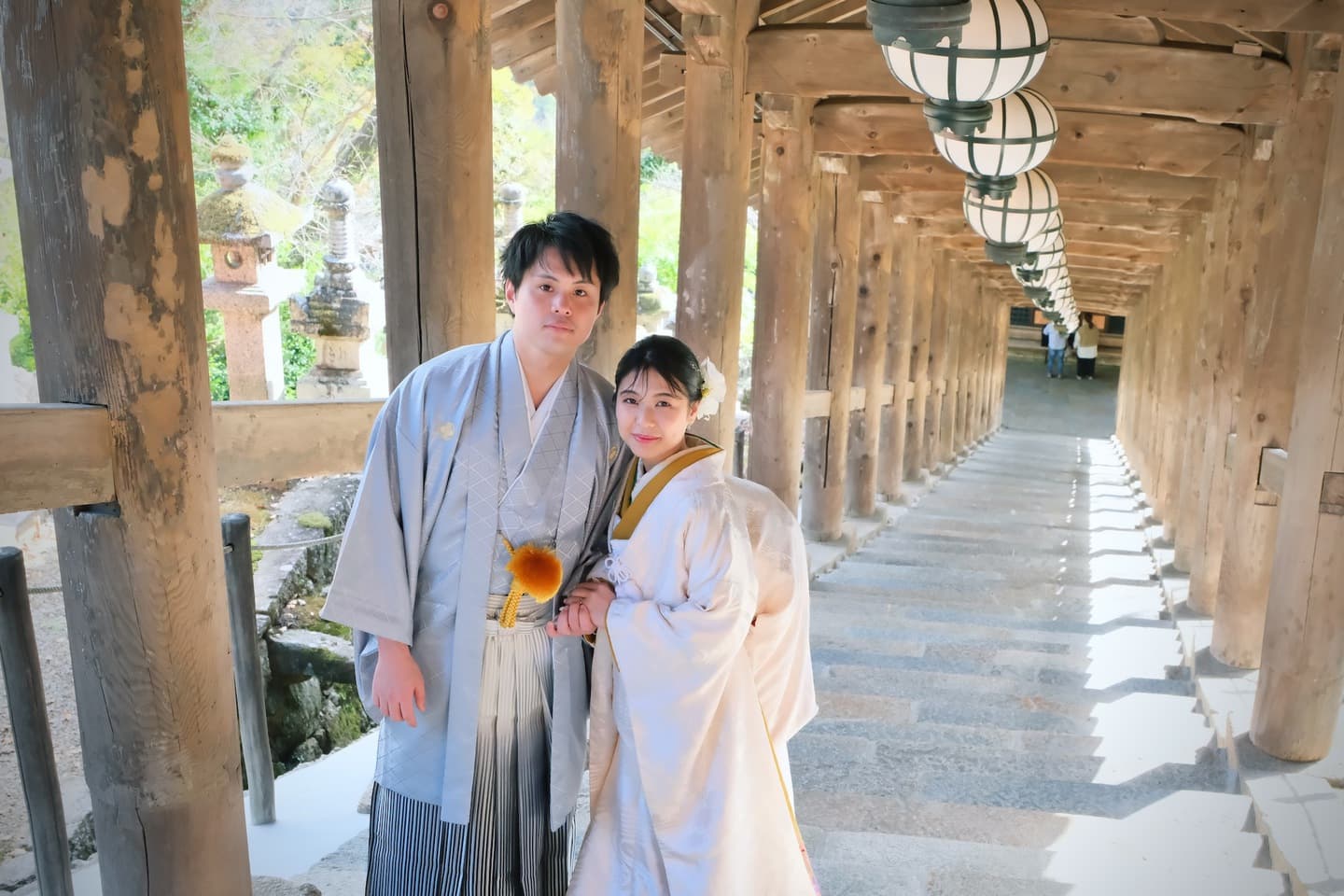 長谷寺で前撮り和装着物フォトウエディングをしている新郎新婦の写真