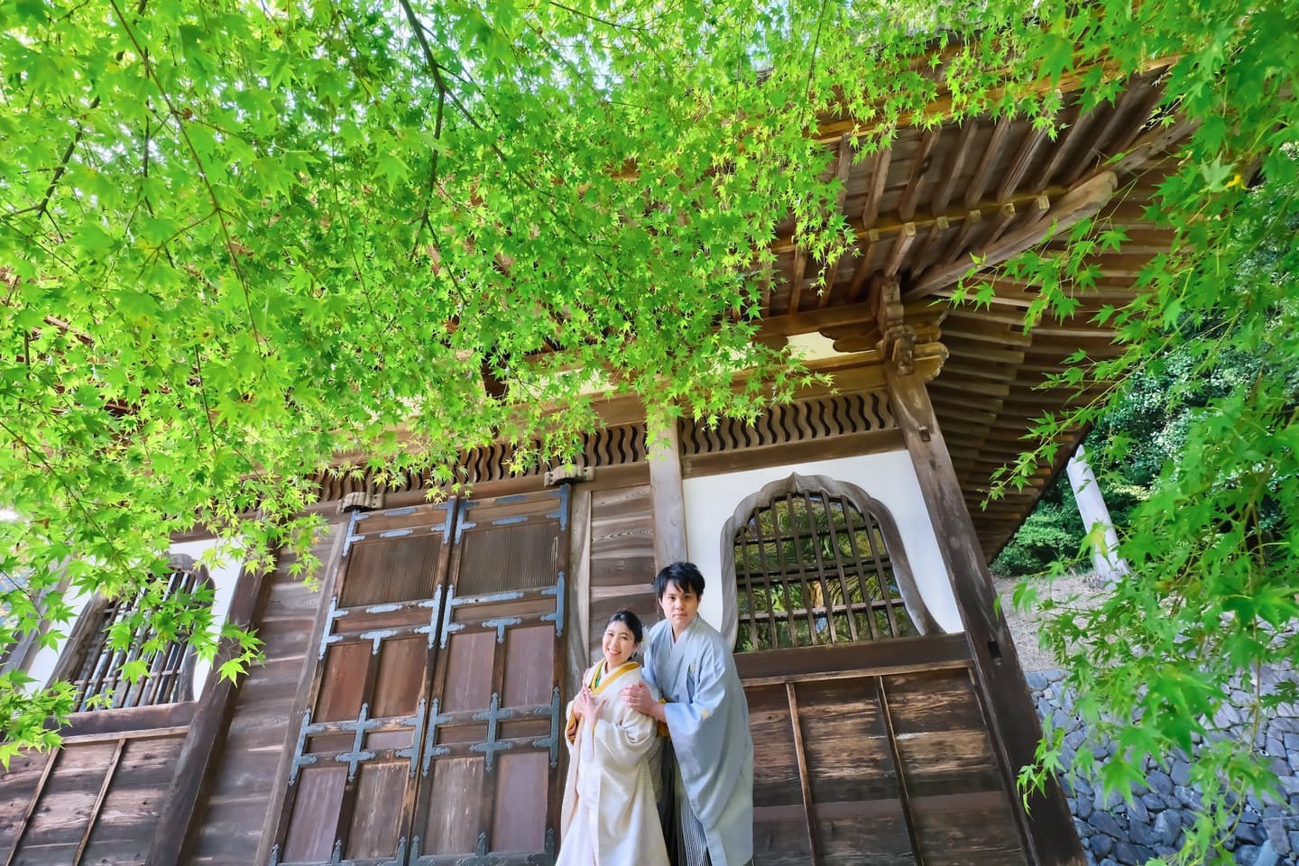 長谷寺で前撮り和装着物フォトウエディングをしている新郎新婦の写真