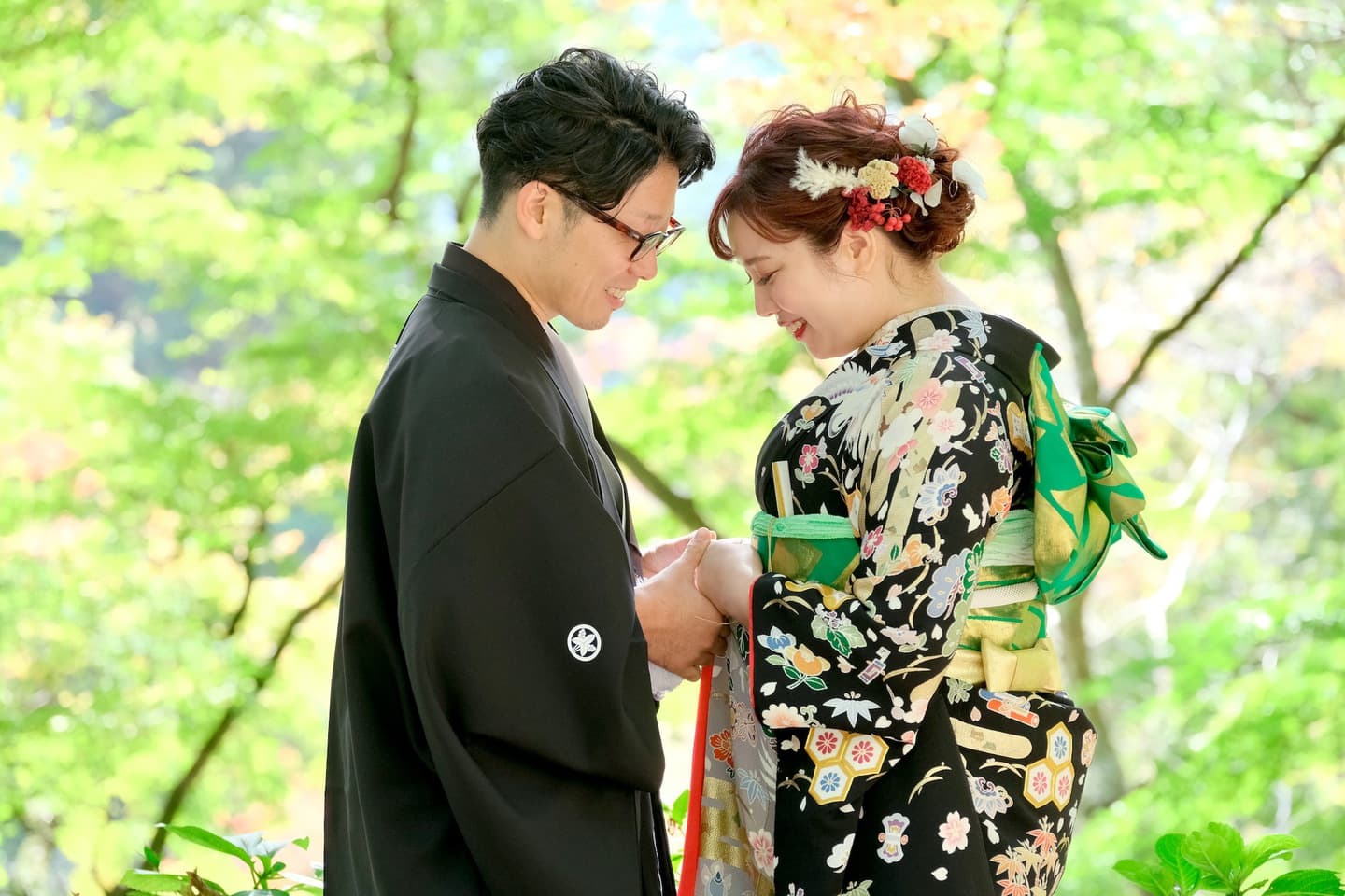 長谷寺で前撮り和装着物フォトウエディングをしている新郎新婦の写真