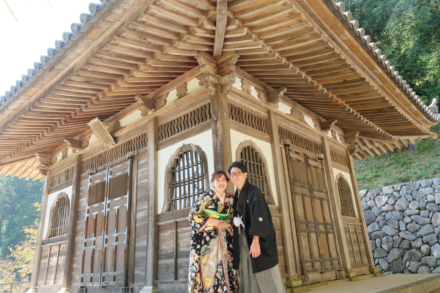 長谷寺で前撮り和装着物フォトウエディングをしている新郎新婦の写真