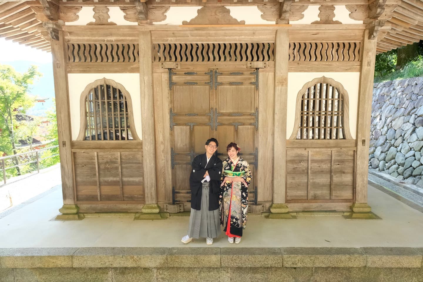 長谷寺で前撮り和装着物フォトウエディングをしている新郎新婦の写真