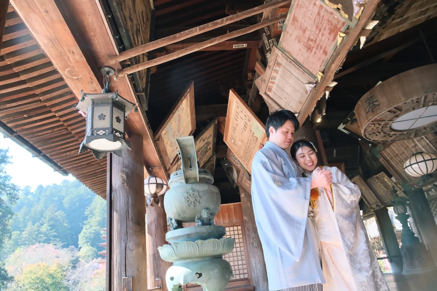 長谷寺で前撮り和装着物フォトウエディングをしている新郎新婦の写真