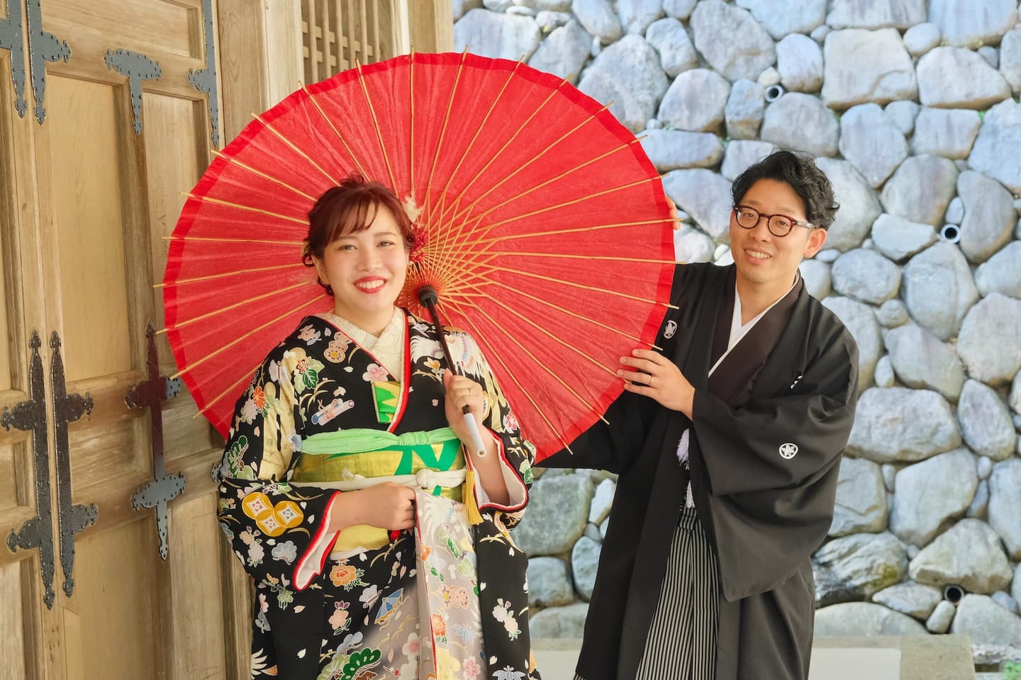 長谷寺で前撮り和装着物フォトウエディングをしている新郎新婦の写真