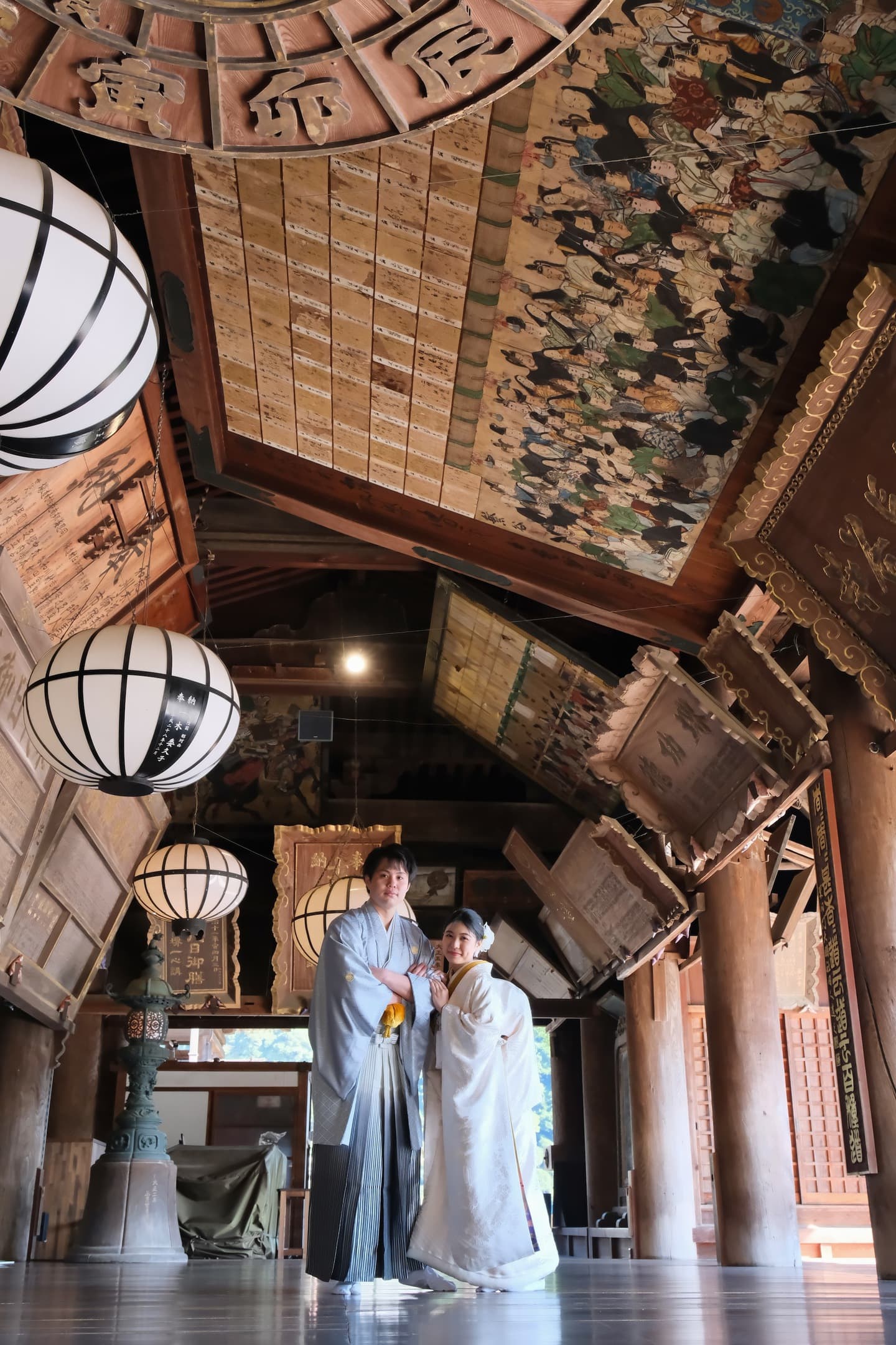 長谷寺で前撮り和装着物フォトウエディングをしている新郎新婦の写真