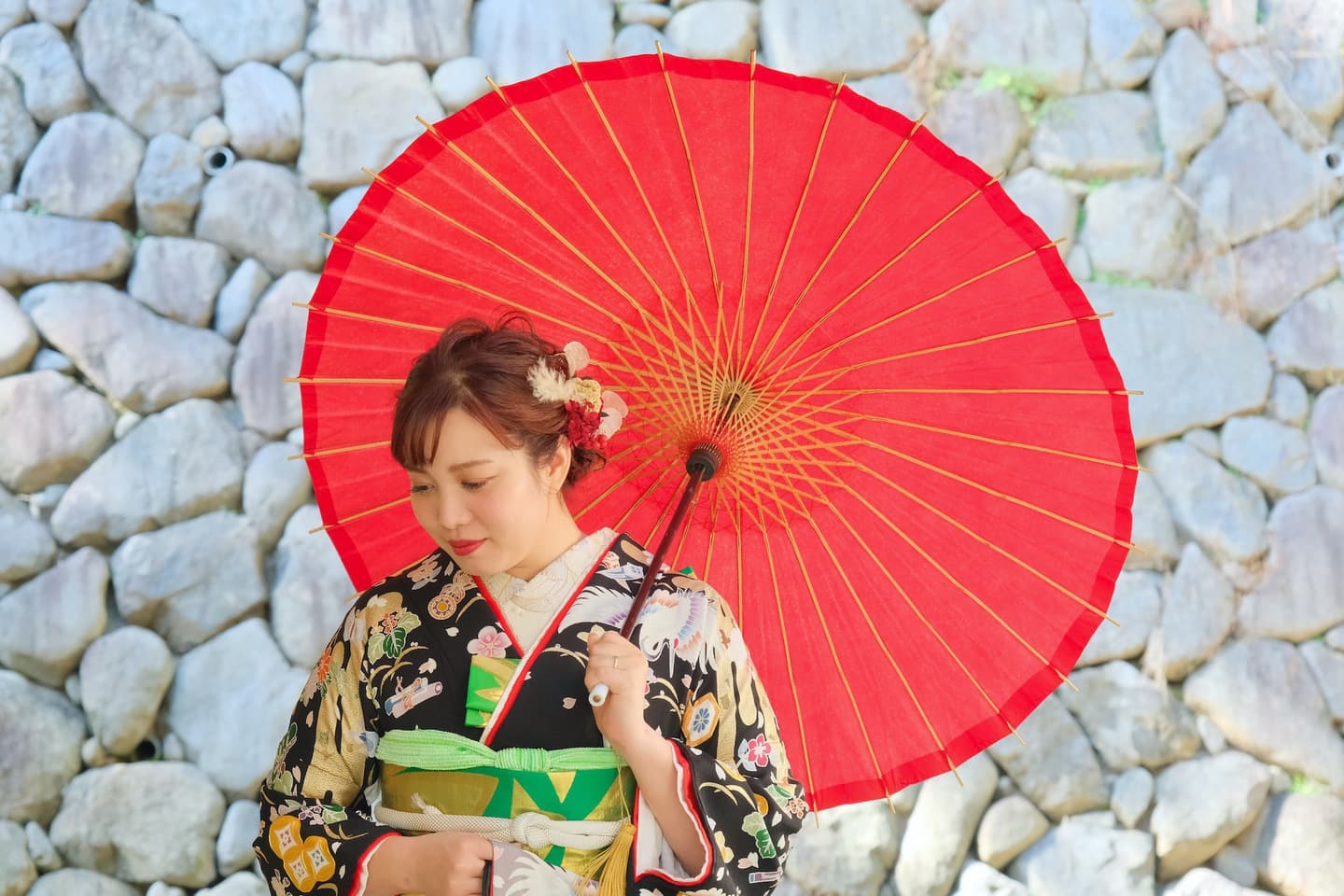 長谷寺で前撮り和装着物フォトウエディングをしている新郎新婦の写真