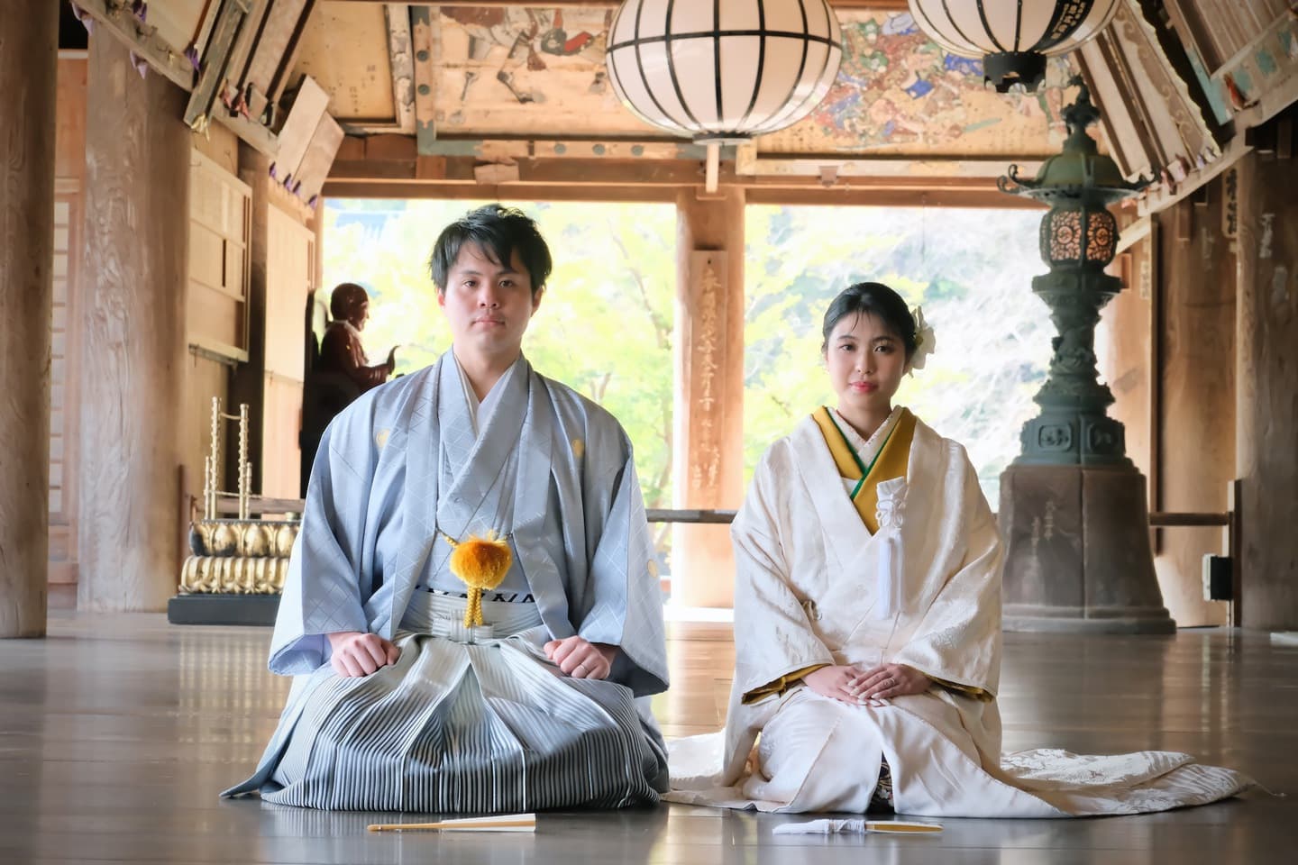 長谷寺で前撮り和装着物フォトウエディングをしている新郎新婦の写真