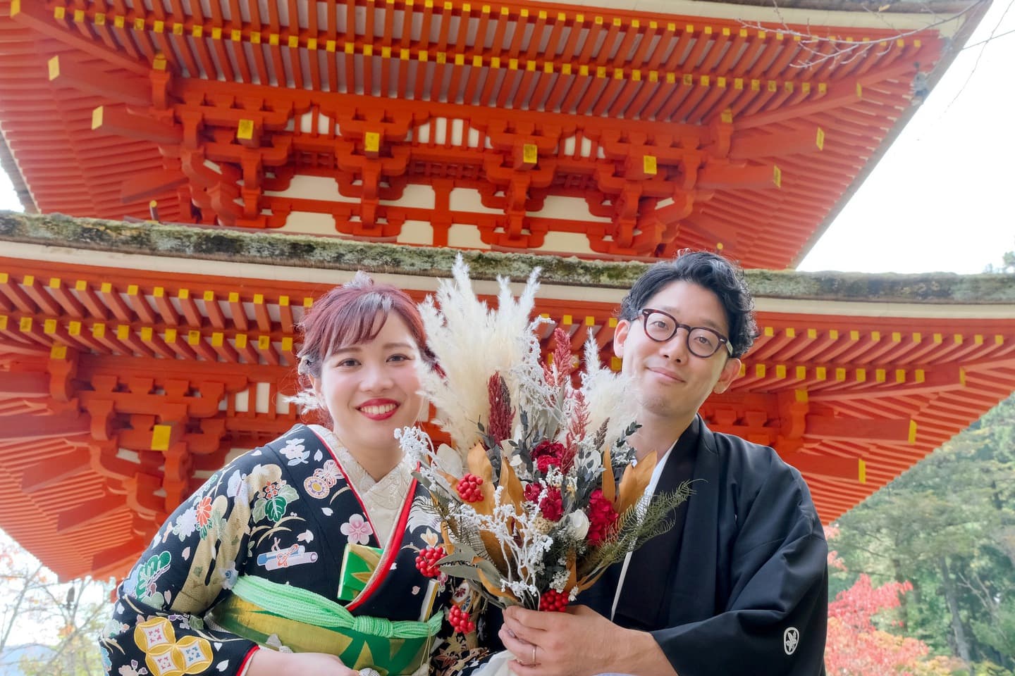 長谷寺で前撮り和装着物フォトウエディングをしている新郎新婦の写真