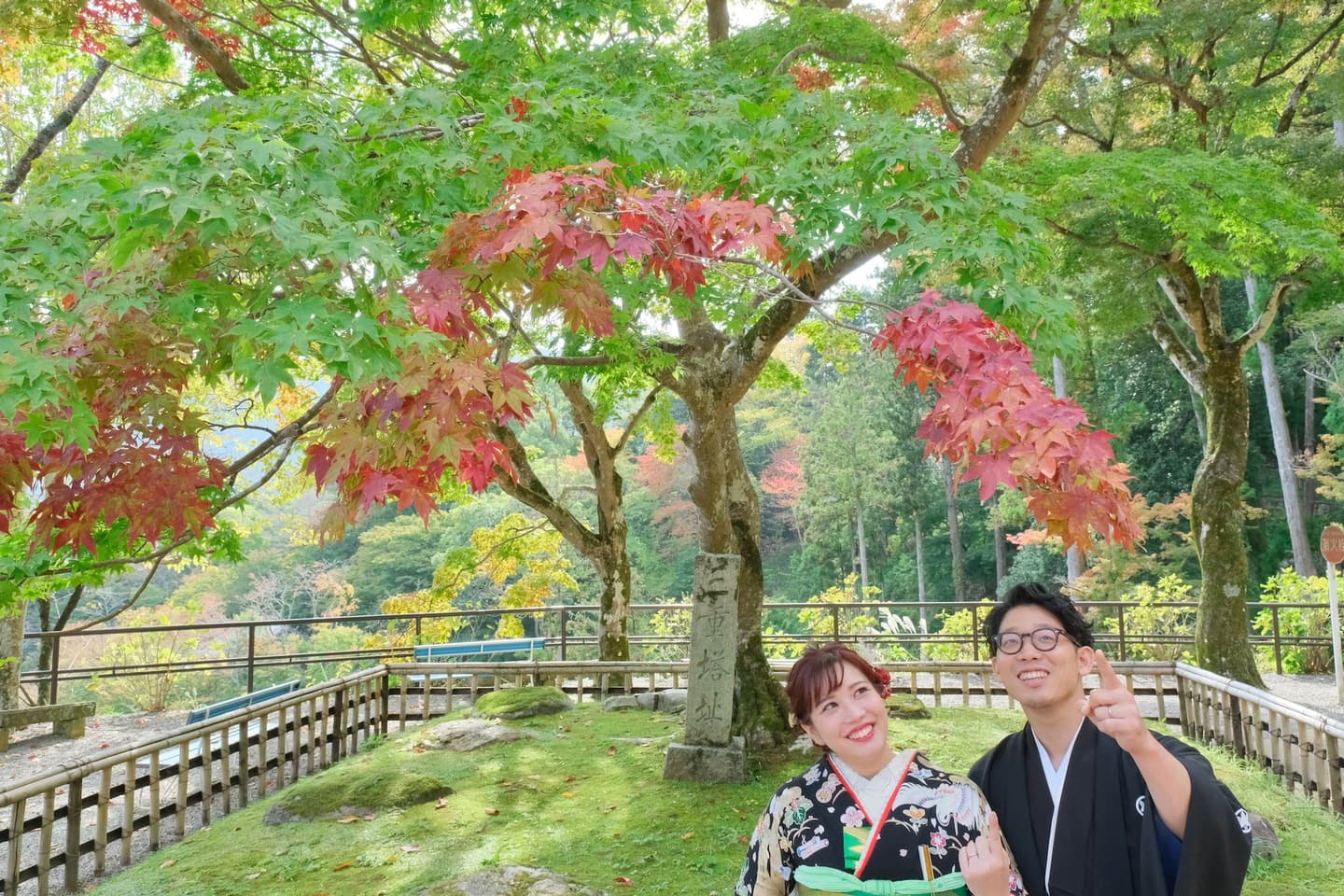 長谷寺で前撮り和装着物フォトウエディングをしている新郎新婦の写真