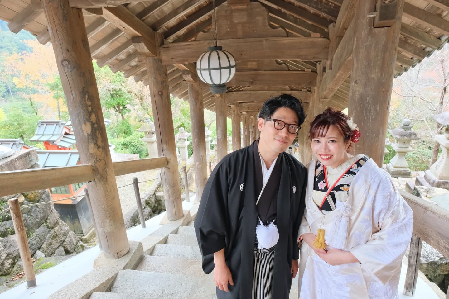 長谷寺で前撮り和装着物フォトウエディングをしている新郎新婦の写真