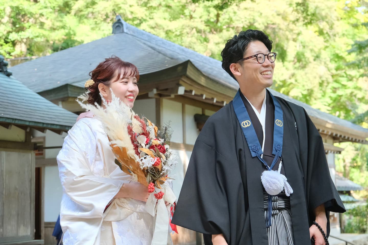 長谷寺で前撮り和装着物フォトウエディングをしている新郎新婦の写真