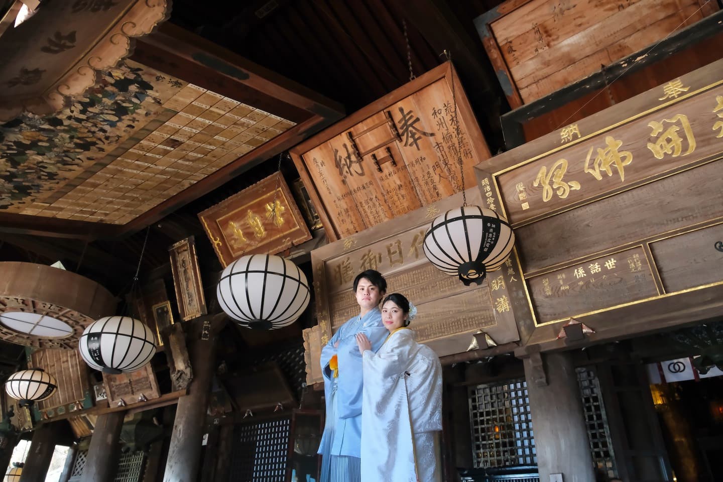 長谷寺で前撮り和装着物フォトウエディングをしている新郎新婦の写真