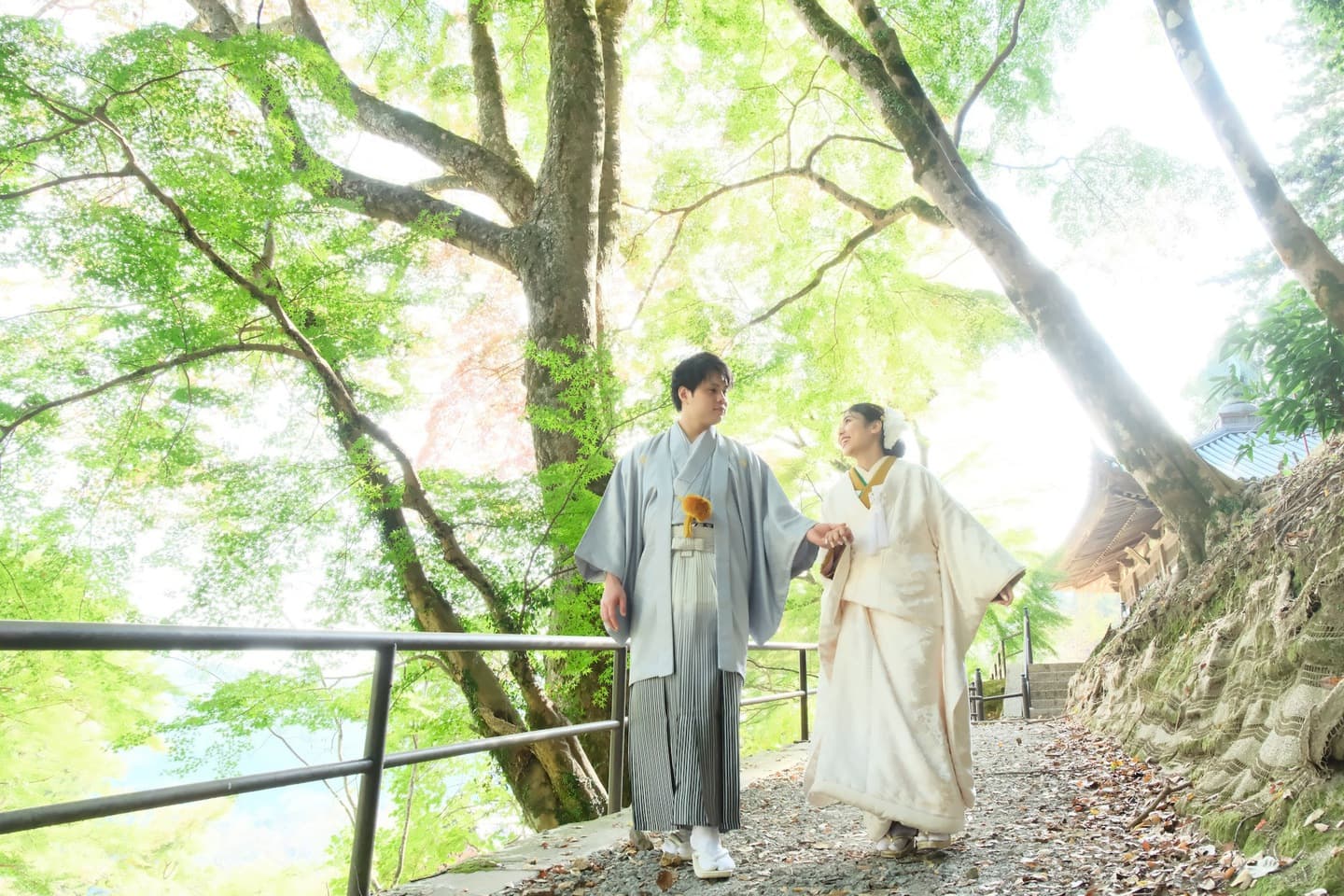 長谷寺で前撮り和装着物フォトウエディングをしている新郎新婦の写真