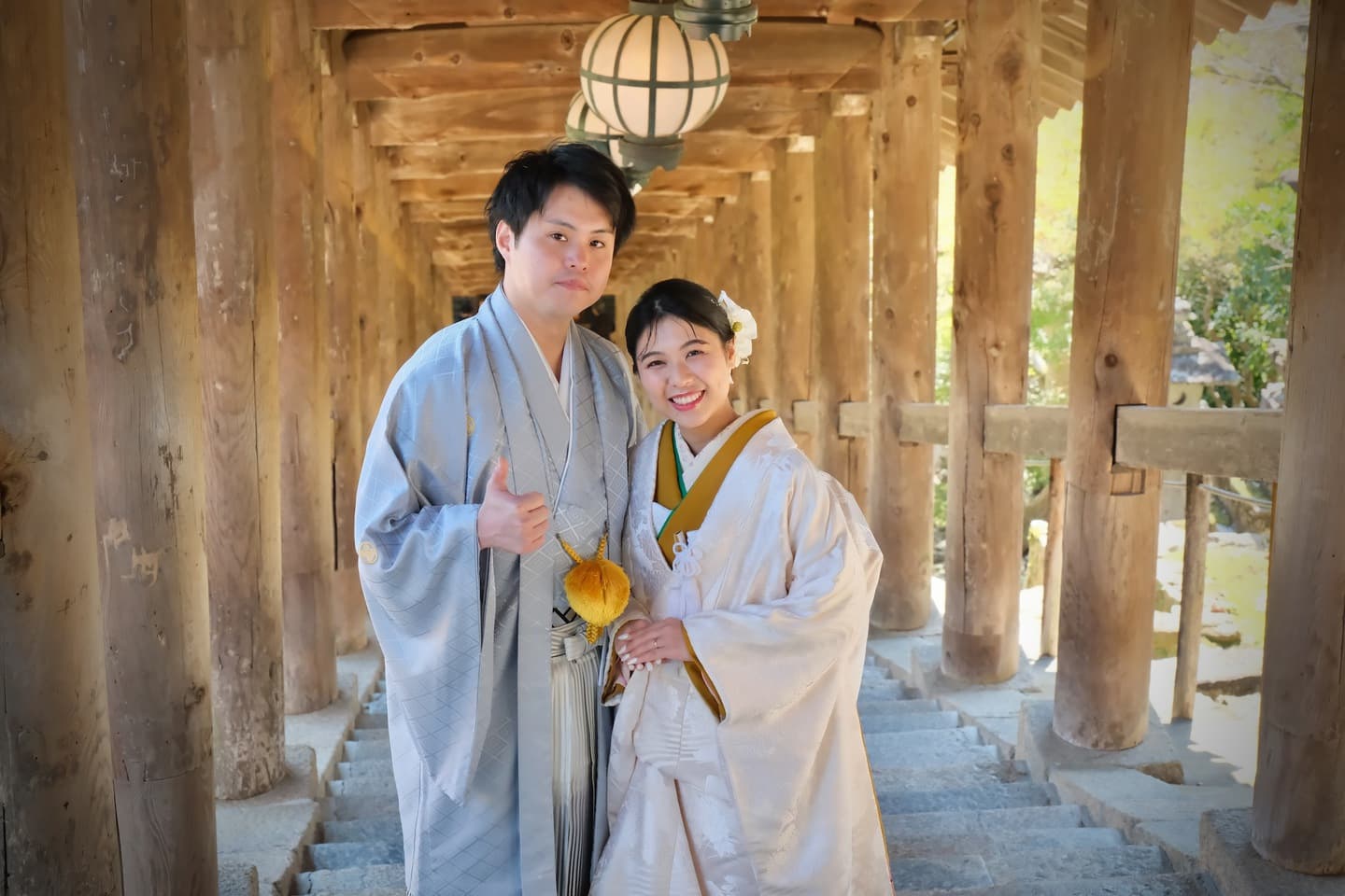 長谷寺で前撮り和装着物フォトウエディングをしている新郎新婦の写真