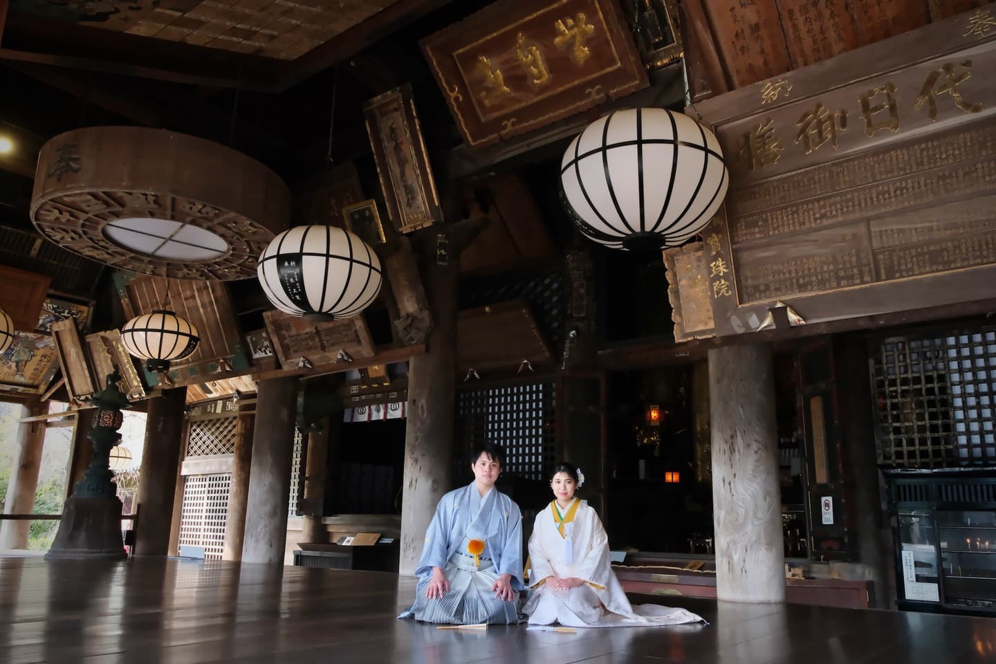 長谷寺で前撮り和装着物フォトウエディングをしている新郎新婦の写真