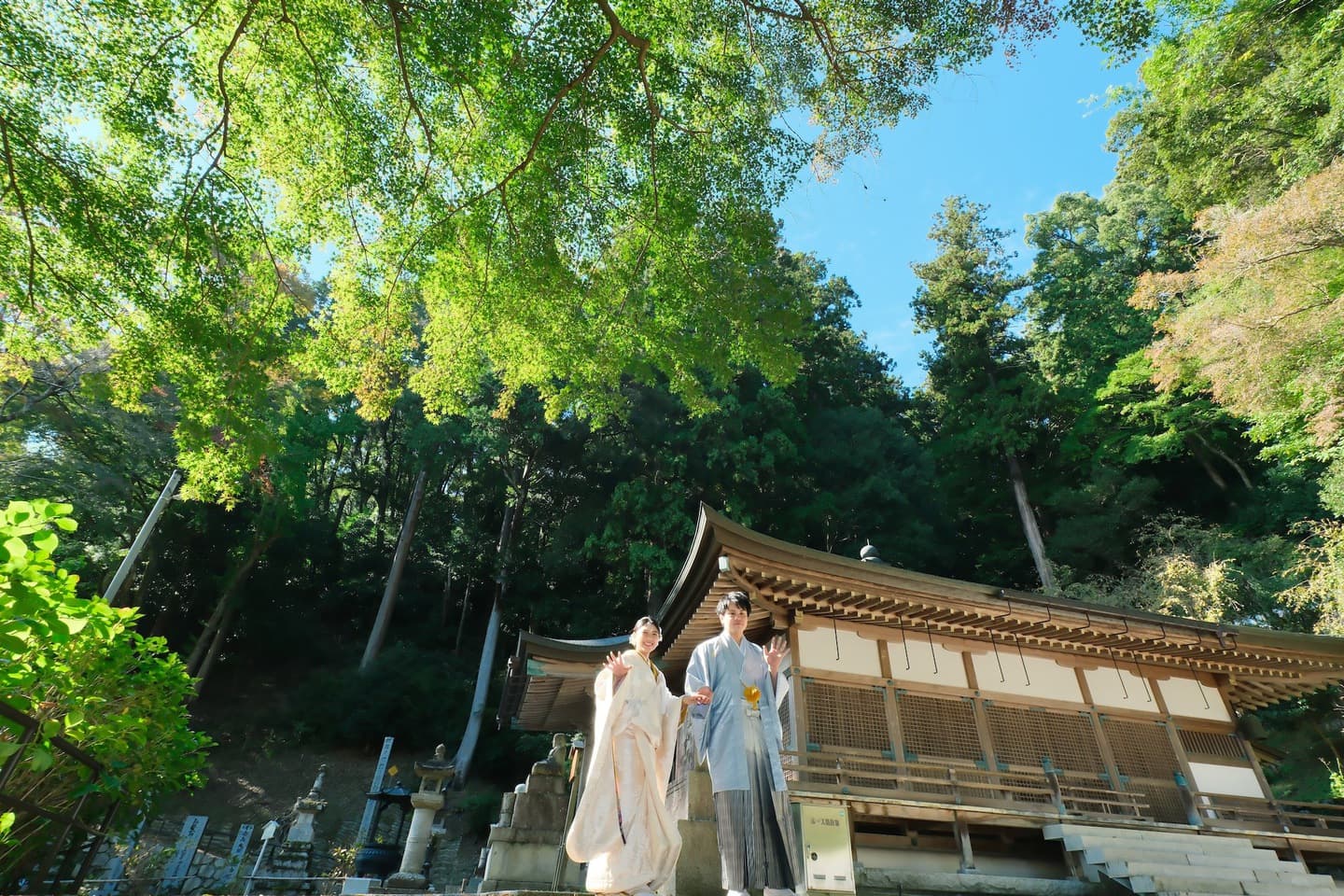 長谷寺で前撮り和装着物フォトウエディングをしている新郎新婦の写真